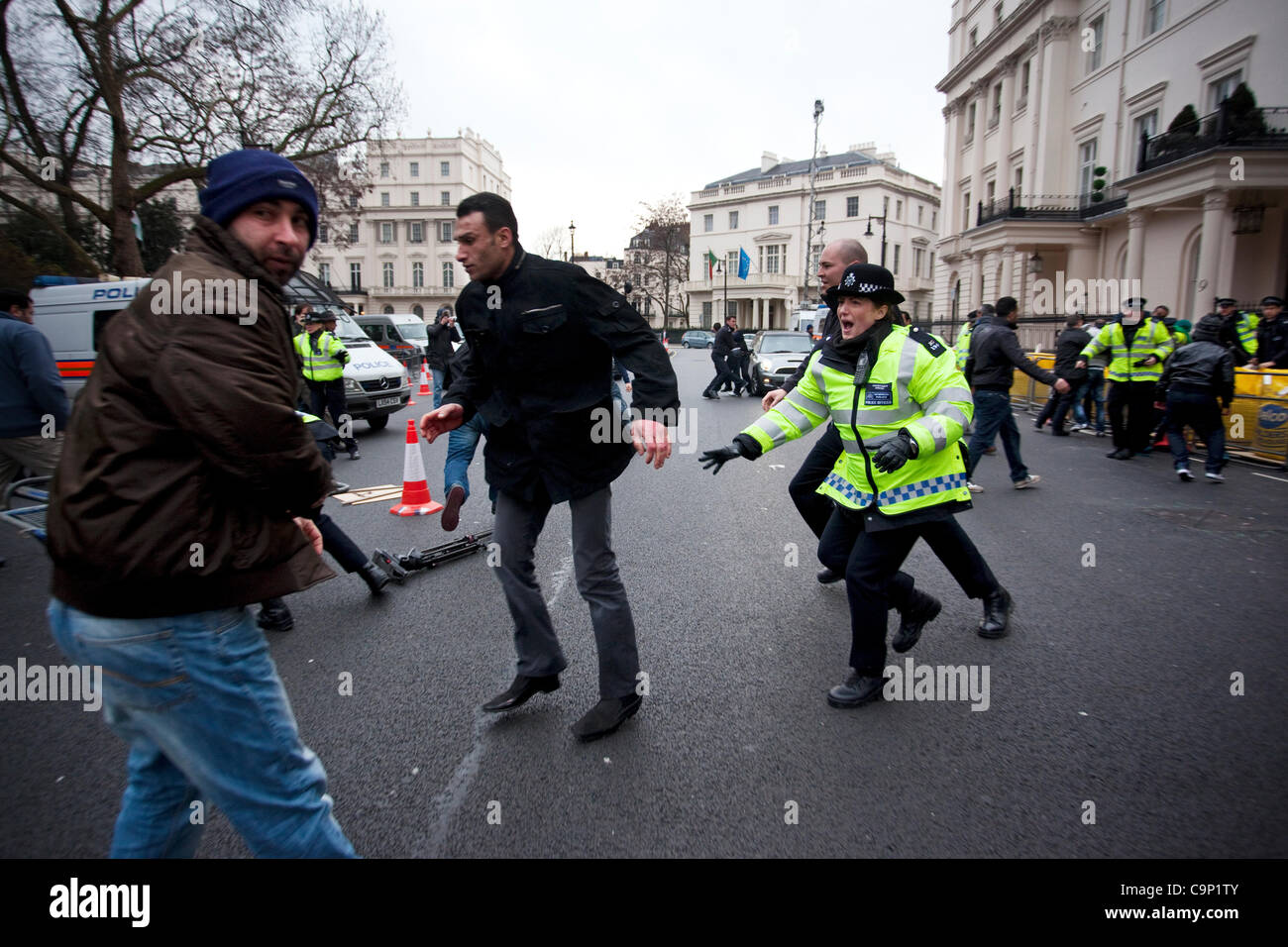 Gobierno Anti-Syrian manifestantes chocan con la policía en las afueras de la Embajada de Siria en Londres central. Foto:Jeff Gilbert Foto de stock