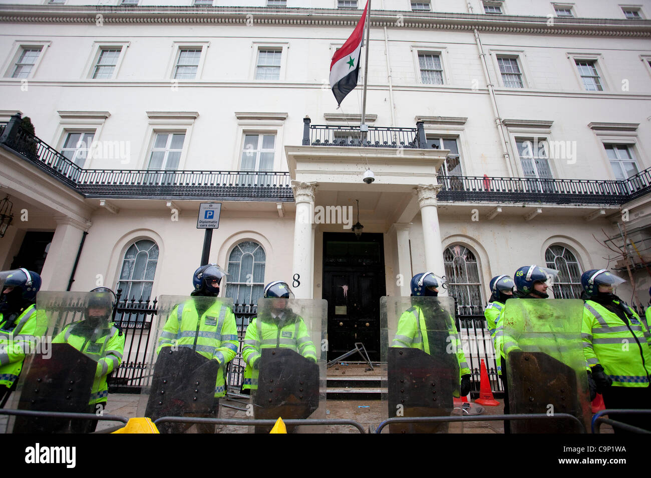 Gobierno Anti-Syrian manifestantes chocan con la policía en las afueras de la Embajada de Siria en Londres central. Foto:Jeff Gilbert Foto de stock