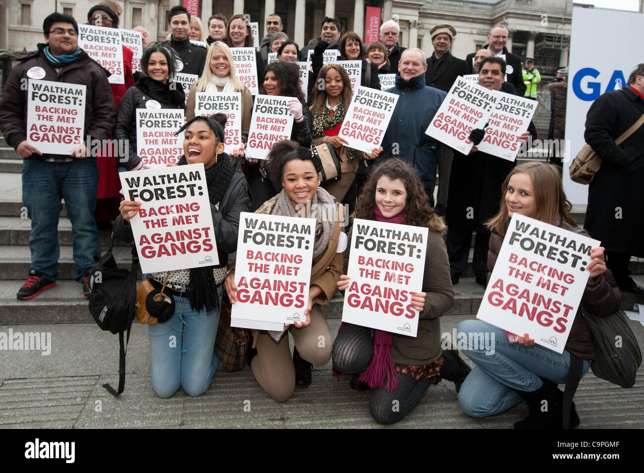 Londres, Reino Unido, 08/02/2012. Jóvenes de Waltham Forest respaldo del Alcalde de Londres, Boris Johnson, la nueva iniciativa contra el crimen de pandillas. Foto de stock