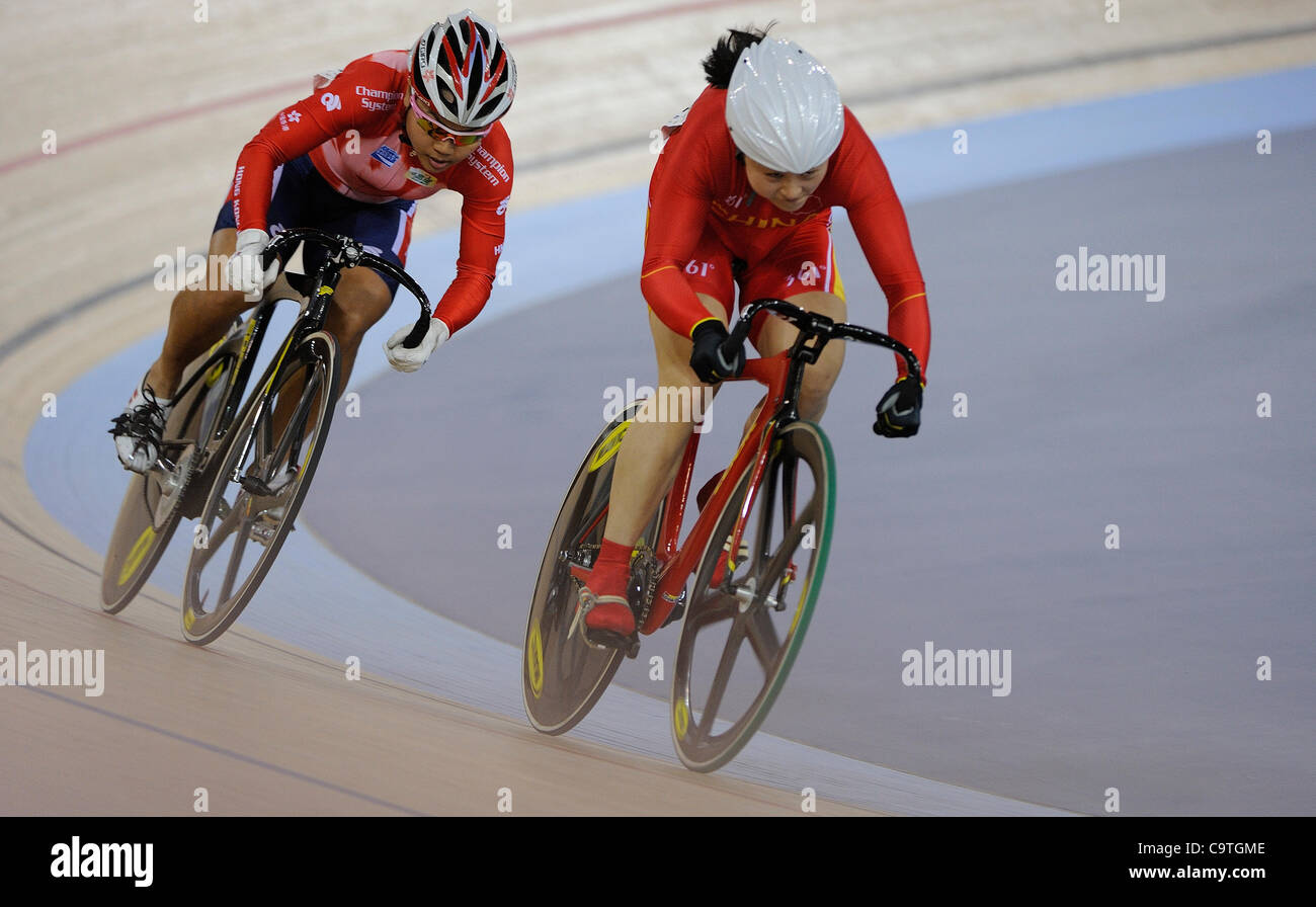 Londres, Inglaterra, el 12-02-18. Shuang GUO (CHN ) en un casco blanco v  Wai Sze LEE (HKG) compite en el sprint de mujeres en las semifinales de la  Copa del Mundo UCI,