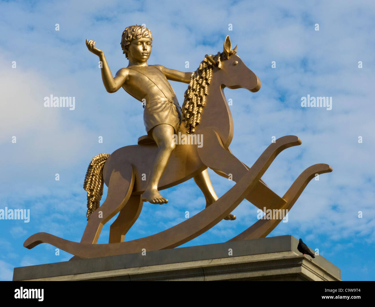 'Estructuras impotentes, Fig. 101' apodado "Golden Boy" por Michael Elmgreen & Ingar Dragset, Trafalgar Square del cuarto plinto desvelado por Joanna Lumley, London, UK, el jueves, 23 de febrero de 2012 Foto de stock