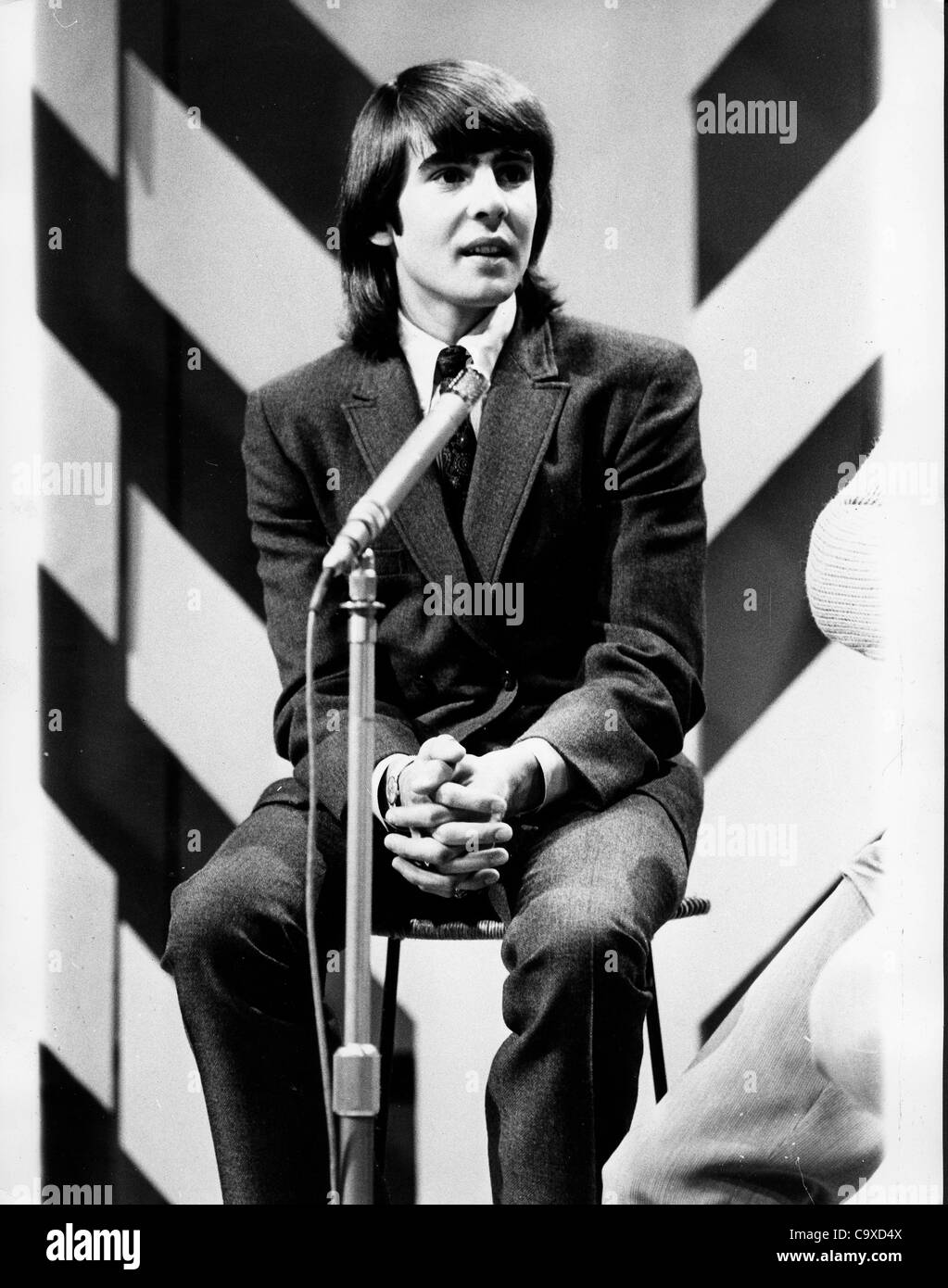 El 21 de diciembre, 1966 - Londres, Inglaterra, Reino Unido - El cantante de la banda de rock de la televisión los Monkees Davy Jones, nacido el 30 de diciembre de 1945, siendo entrevistado en la TV para 'Top of the Pops'. (Crédito de la Imagen: © KEYSTONE USA/ZUMAPRESS.com) imágenes Foto de stock