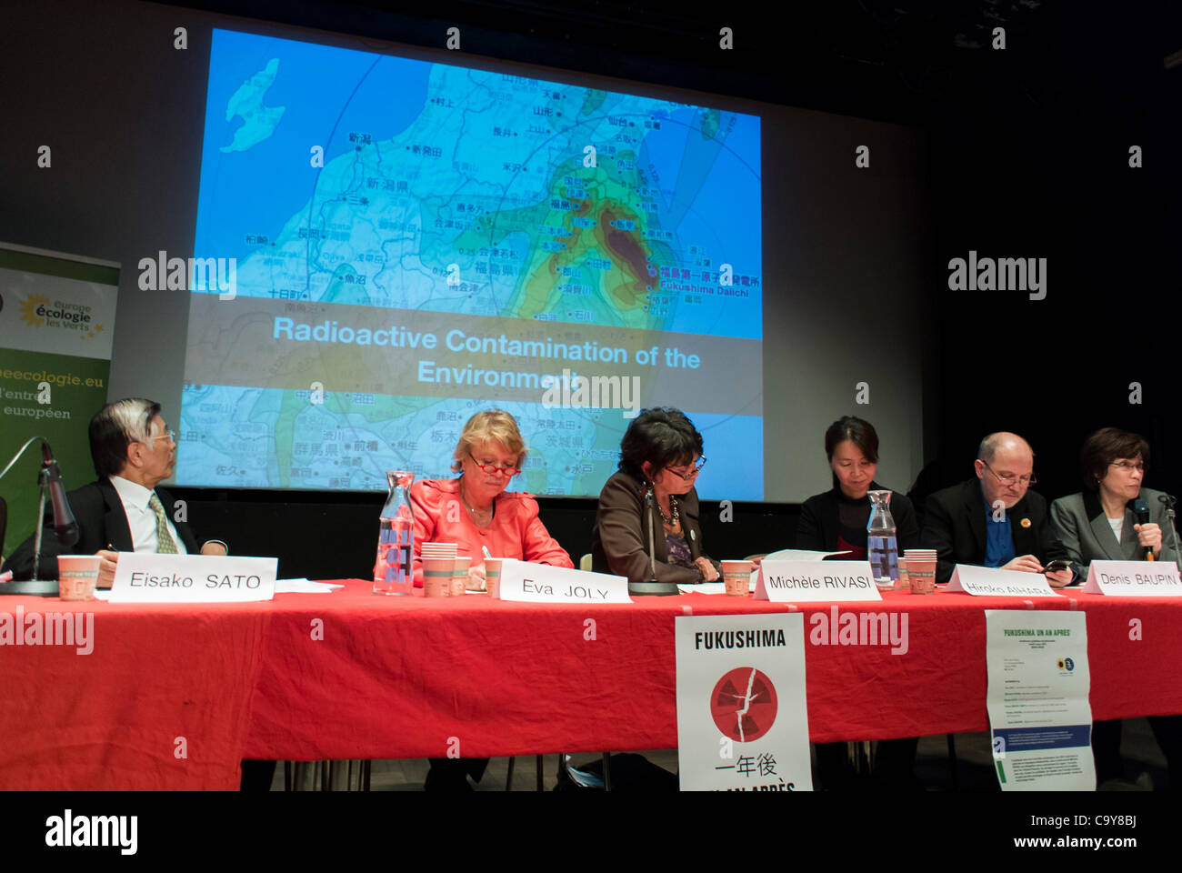 París, Francia, Política EELV Par-ty, Europe Ecologie Les Verts', 'Eva Joly, panel de oradores en la reunión aniversario de Fukushima Foto de stock