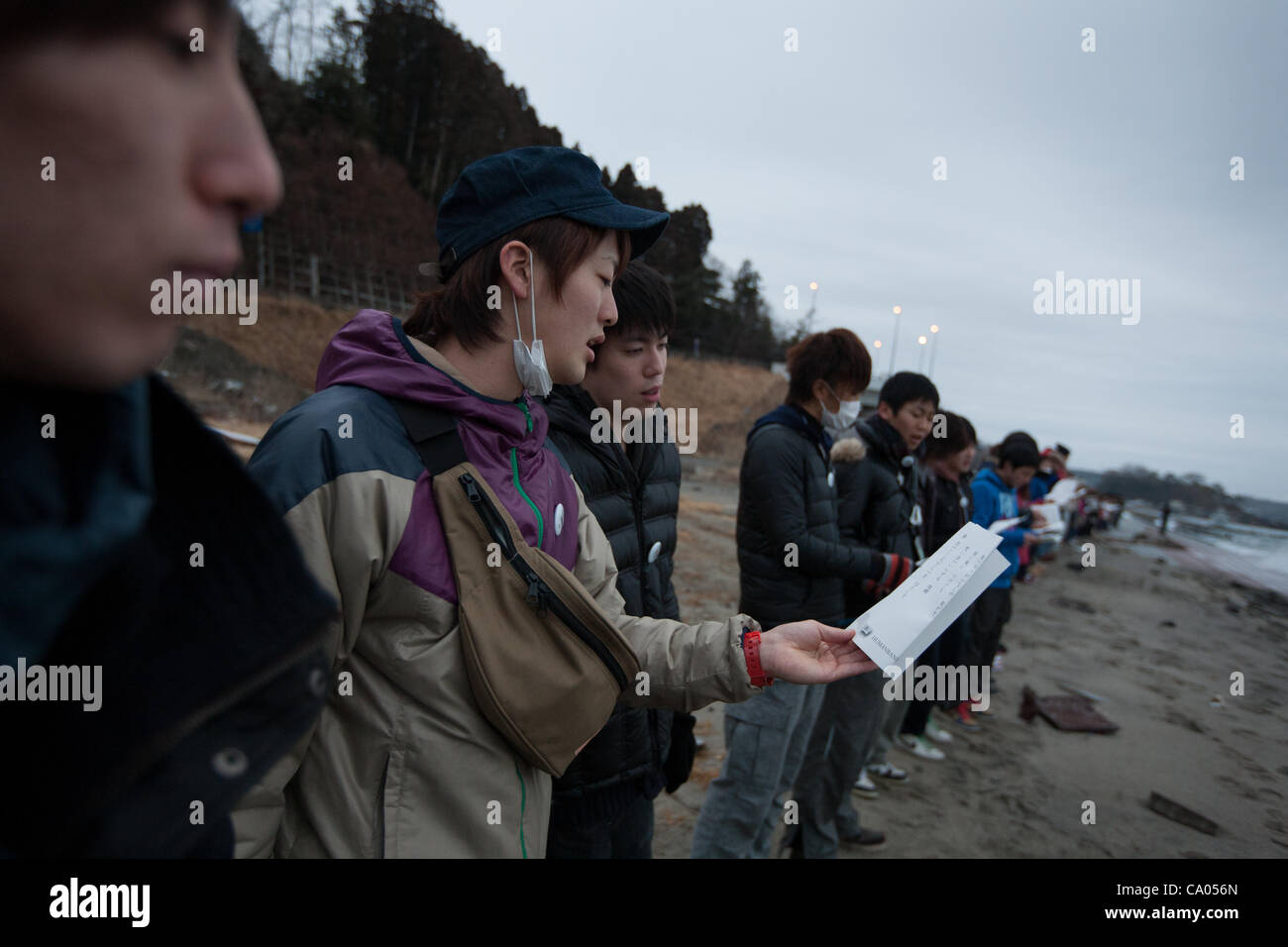 Estudiantes De Todo El Japon Forman Una Linea Y Mantenga Las Manos En El Alba Como Participantes En El Proyecto Humanband Que Intentaron Formar Una Linea Ininterrumpida De Los Participantes A Lo