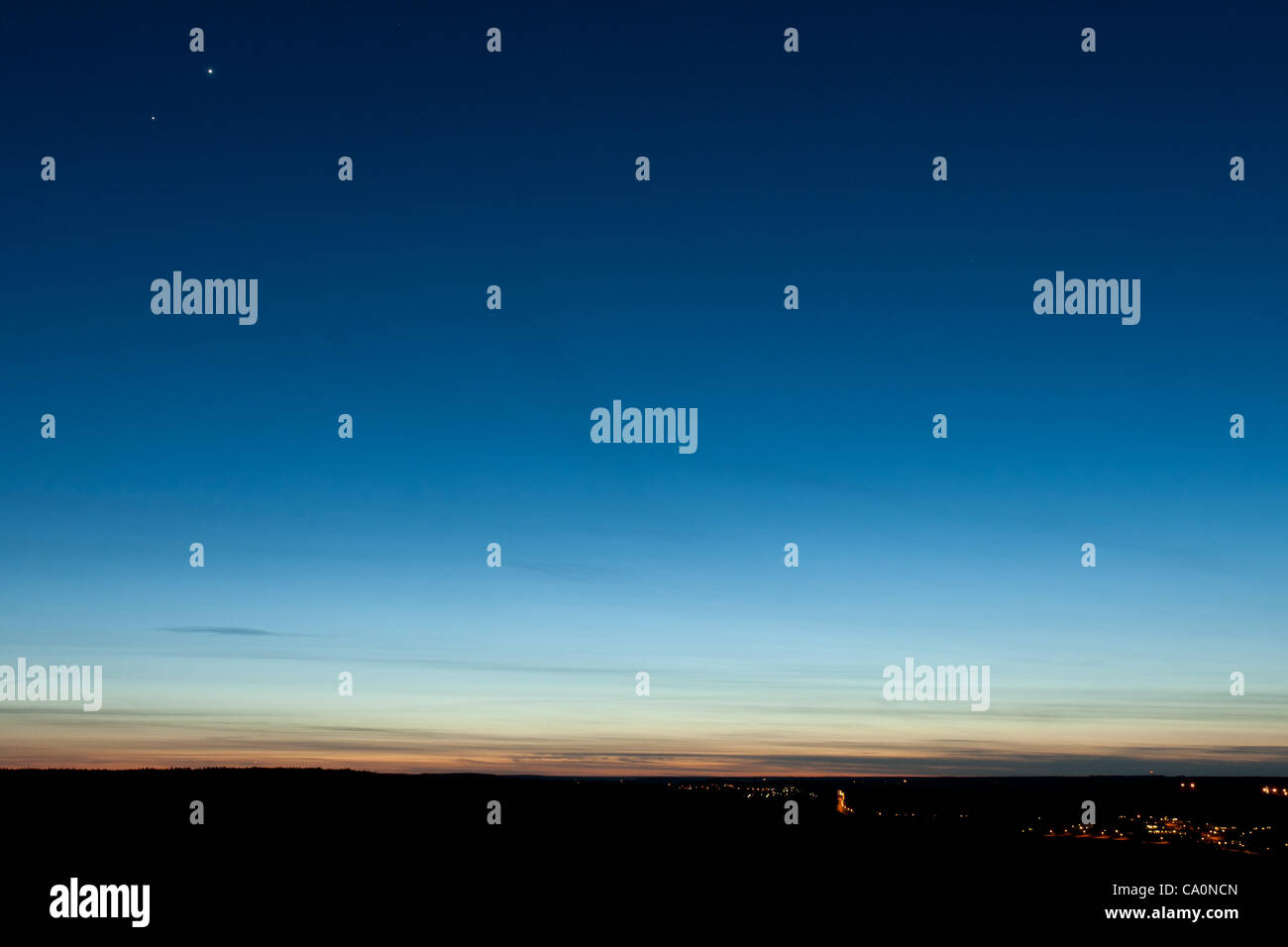 Conjunción entre Júpiter y Venus (el más brillante, arriba a la derecha). Los planetas pasando cerca juntos en el cielo por primera vez en muchos años. Visto desde Nykoping, Suecia. 14 mars, 2012. Foto de stock