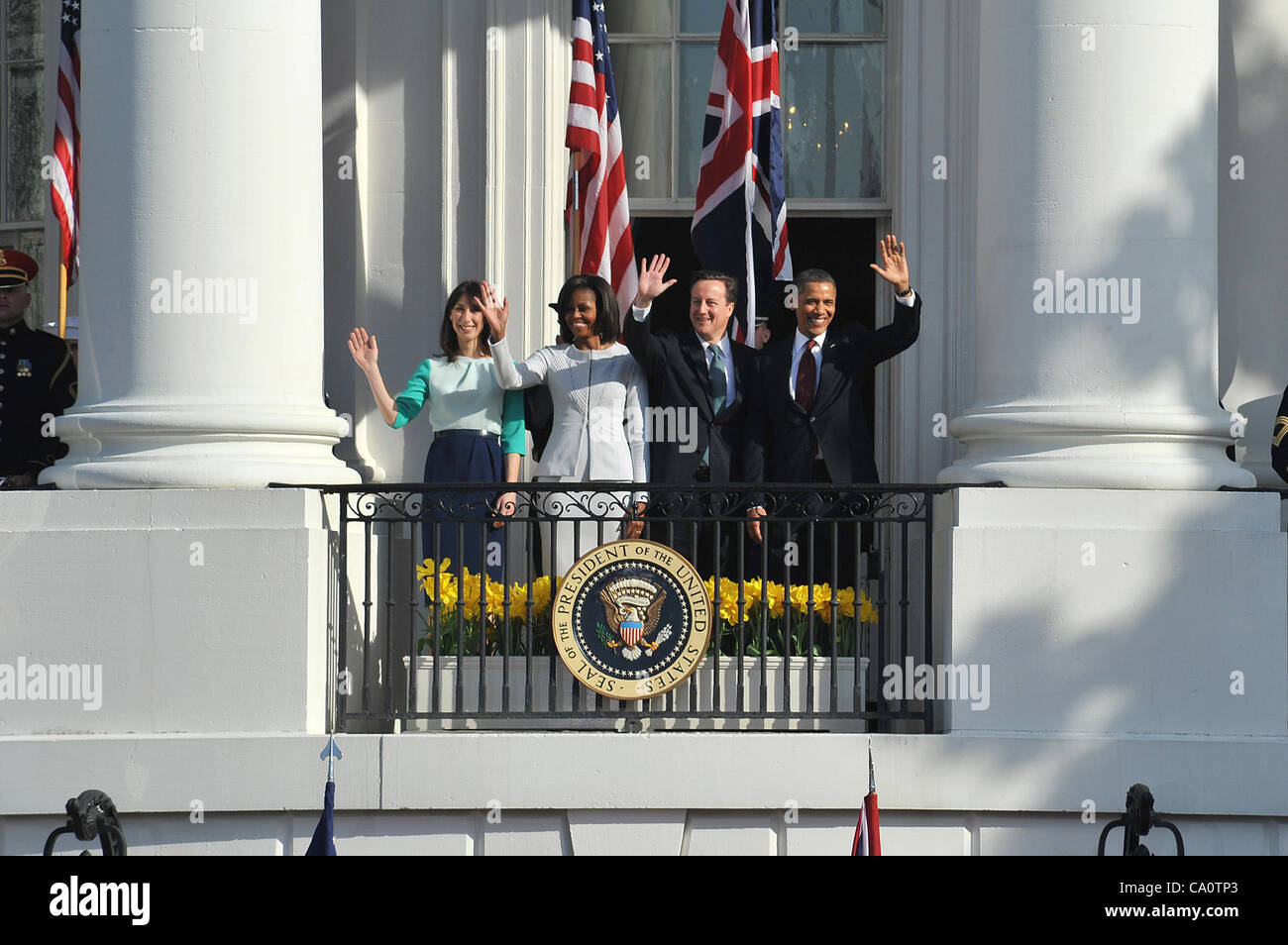 El presidente Barack Obama y la primera dama Michelle Obama junto con el Primer Ministro británico, David Cameron, y su esposa, Samantha Cameron, adiós al final de la ceremonia de llegada de la Casa Blanca el 14 de marzo de 2012 en Washington, DC. Foto de stock