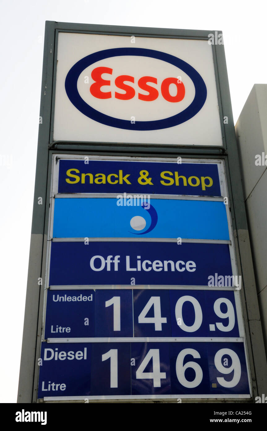 Aumento de los costos del combustible en el Reino Unido. Los precios del diesel y la gasolina Esso, Cambridge, Reino Unido. 23 de marzo de 2012 Foto de stock