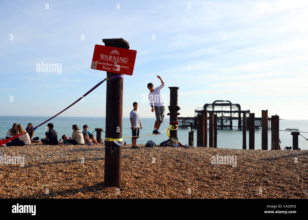 Caminar por la cuerda floja West Pier de Brighton Seafront UK Foto de stock