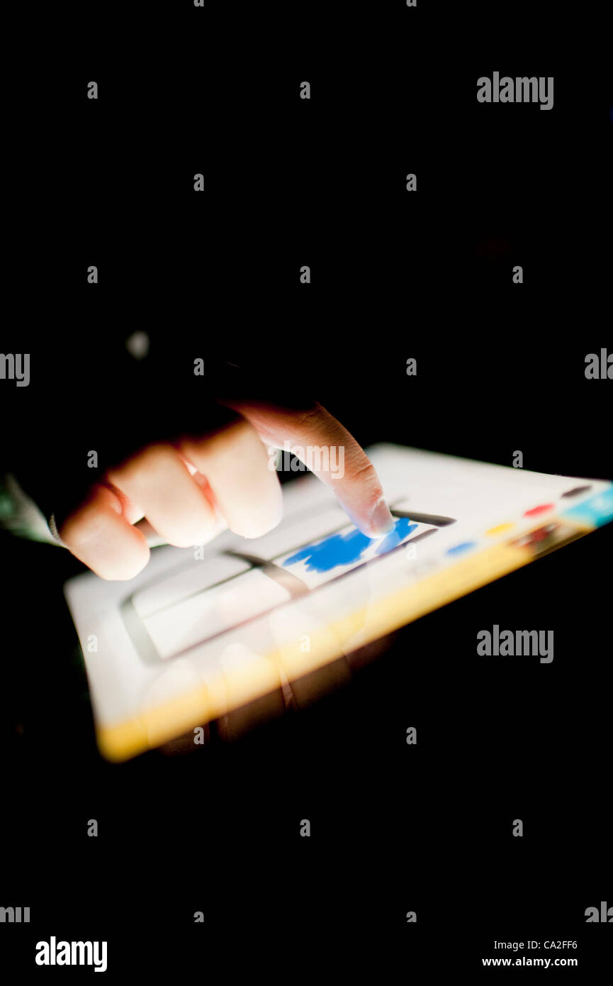 Una niña de 13 años utilizando la app dibujar algo sobre un nuevo Apple iPad 3 Tablet PC. Un pequeño OMGPOP, juegos basados en Nueva York empresa acaba de ser comprada por $180m (£113m) después de lanzar la app que fue descargado 35 millones de veces en las últimas seis semanas. Foto de stock