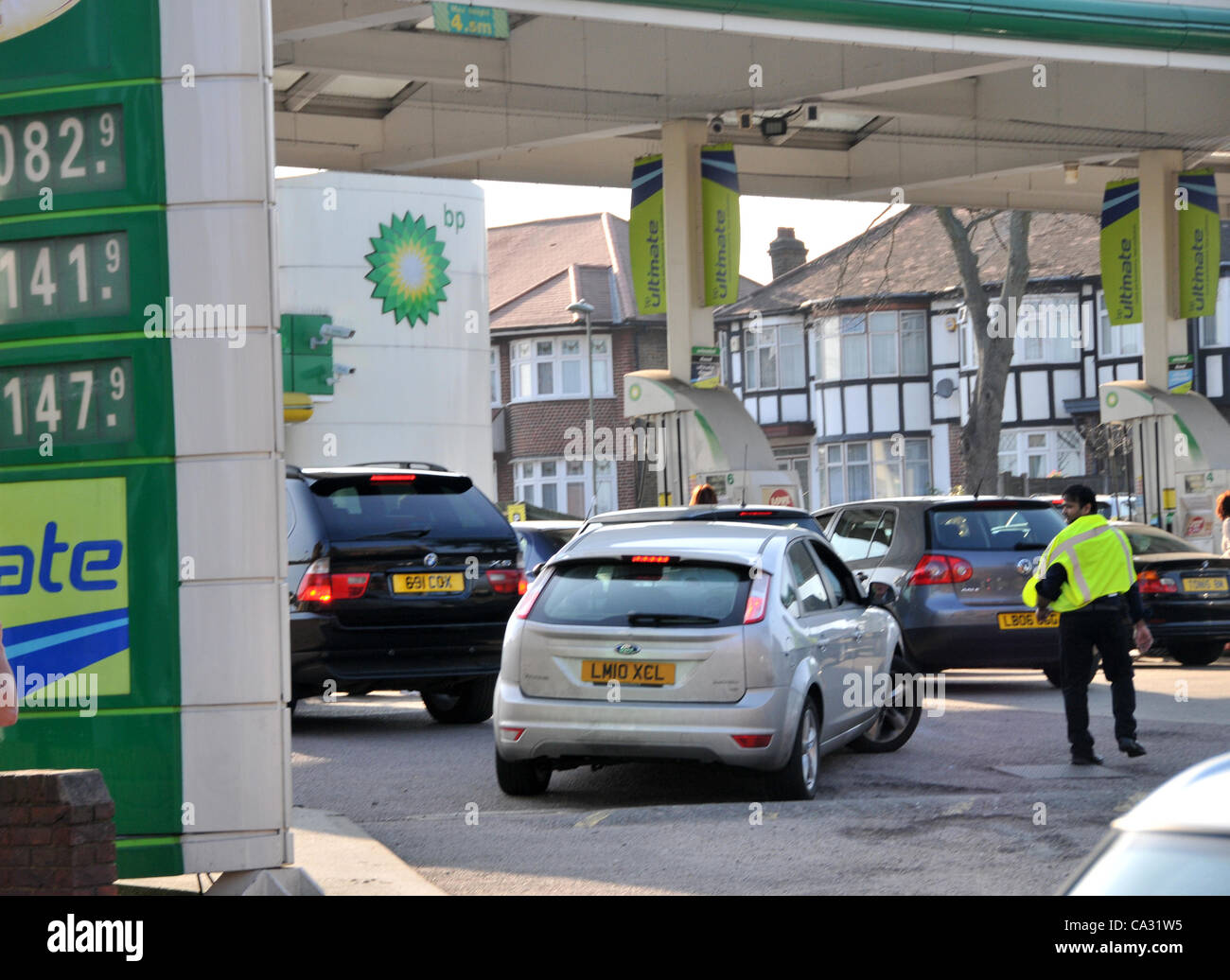 Cola en una gasolinera BP en Southgate, al norte de Londres, UK, el 29 Mar, 2012 como la amenaza de una huelga de transportistas telares. La gasolina y el diesel ahora más de £1.41 por litro. Crédito: Matthew Chattle/Alamy Live News Foto de stock