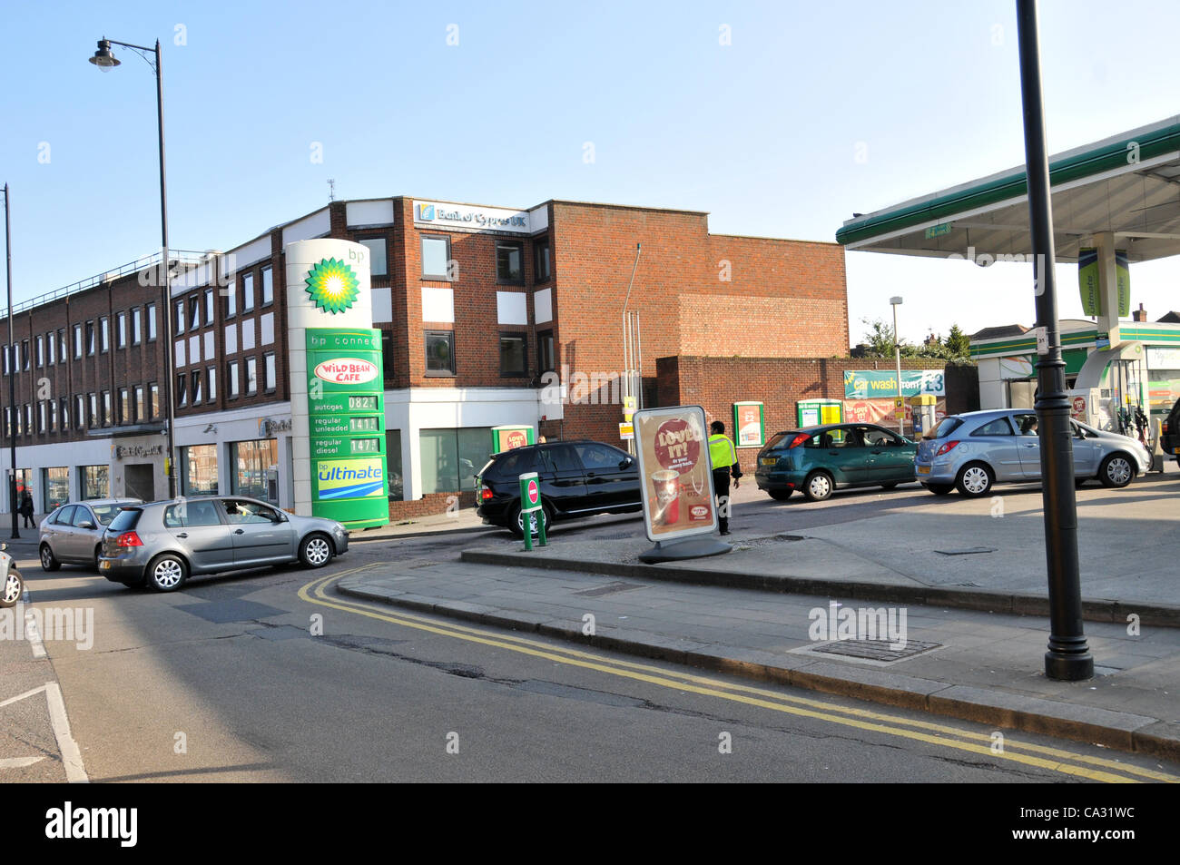 Cola en una gasolinera BP en Southgate, al norte de Londres, UK, el 29 Mar, 2012 como la amenaza de una huelga de transportistas telares. La gasolina y el diesel ahora más de £1.41 por litro. Crédito: Matthew Chattle/Alamy Live News Foto de stock