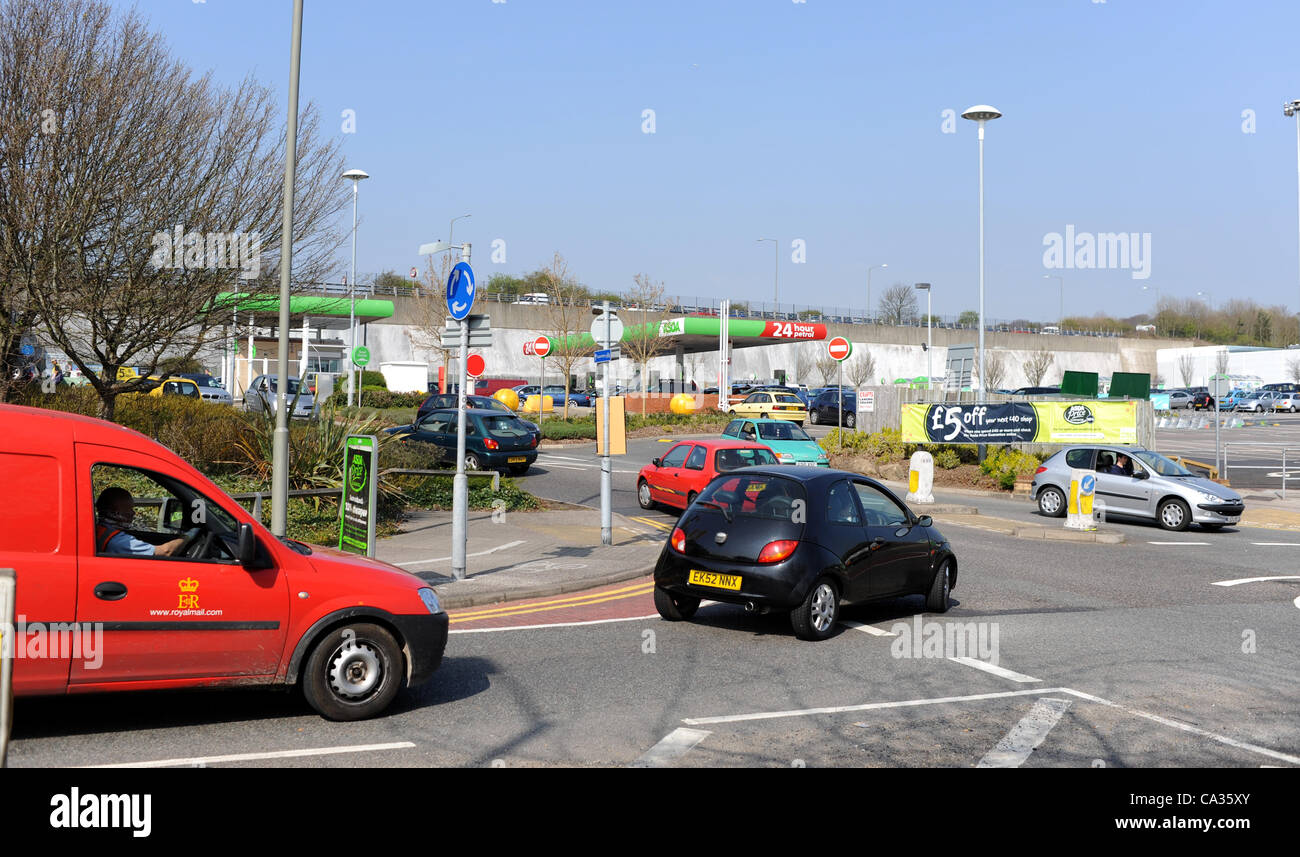 Viernes 30 de marzo de 2012. Hollingbury, Brighton, REINO UNIDO Asda guía personal de tráfico en la explanada de gasolina hoy durante el pánico de combustible UK Foto de stock