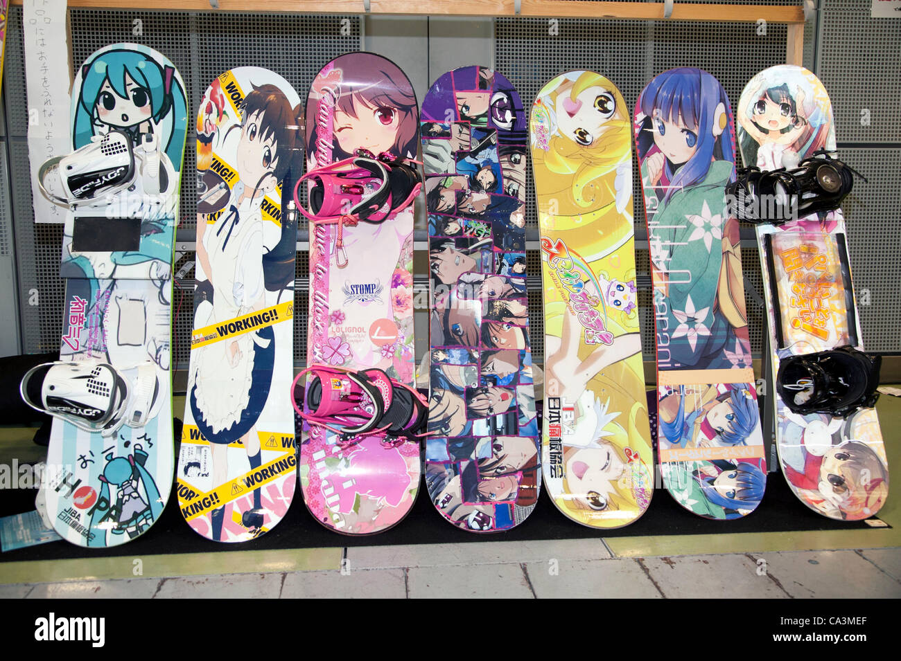 El 2 de junio de 2012, en Tokio, Japón - Anime tablas de snow board Moe  exhibir durante el Festival de la cultura de 2012. El Anime y Cosplay  exposición 'Moe Festival