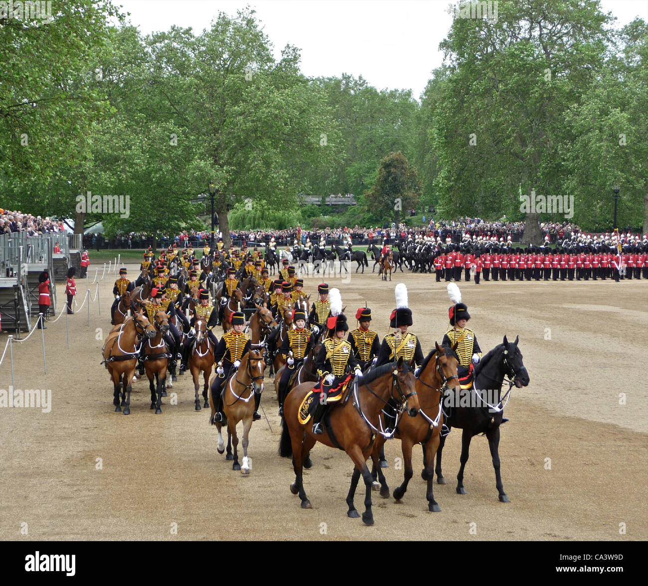 Trooping El Color 2º de junio de 2012 - Los principales del examen general en Horseguards Parade en Londres. Estas son las tropas del rey de la Royal Horse artillería. Foto de stock