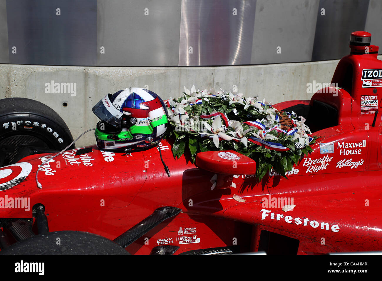 Mayo 27, 2012 - Indianapolis, Indiana, EE.UU. - IZOD Indycar Series, la Indy 500, Indianapolis, IN, Mayo 18-27 de 2012, Dario Franchitti, Target Chip Ganassi Racing Honda, Celebración de la victoria, podio, Círculo de ganadores. (Crédito de la Imagen: © Ron Bijlsma/ZUMAPRESS.com) Foto de stock