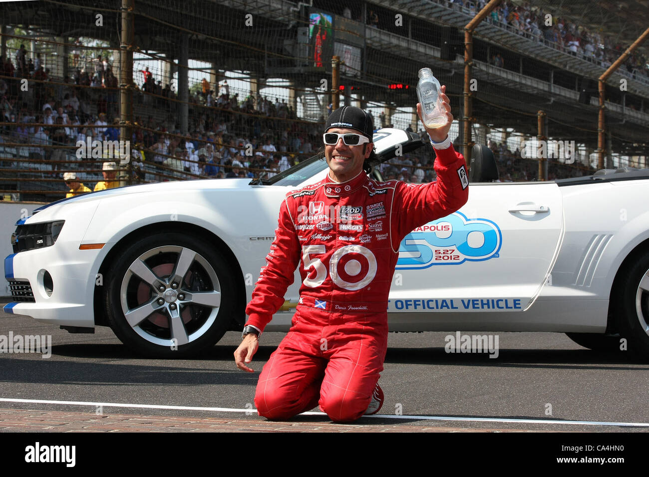 Mayo 27, 2012 - Indianapolis, Indiana, EE.UU. - IZOD Indycar Series, la Indy 500, Indianapolis, IN, Mayo 18-27 de 2012, Dario Franchitti, Target Chip Ganassi Racing Honda, Celebración de la victoria, podio, Círculo de ganadores. (Crédito de la Imagen: © Ron Bijlsma/ZUMAPRESS.com) Foto de stock