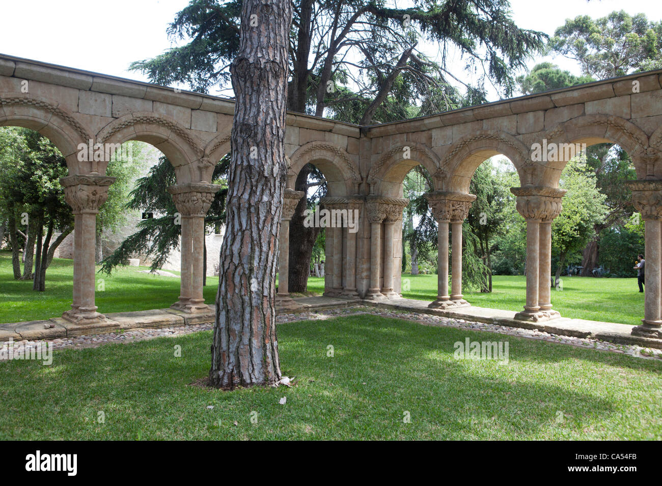 Cuando Ha Sido Cataluña Un Pais Sobre una gran parcela de tierra en Palamós en Cataluña, en la Costa Brava  un claustro del románico ha sido hecha pública. El claustro fue comprada en  los 60s de un monasterio
