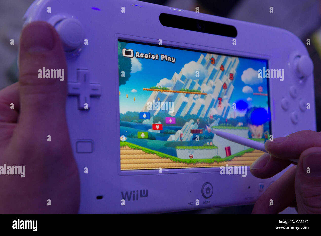 Super Mario Bros. U jugar en la Nintendo WiiU Controlador de tableta  Fotografía de stock - Alamy