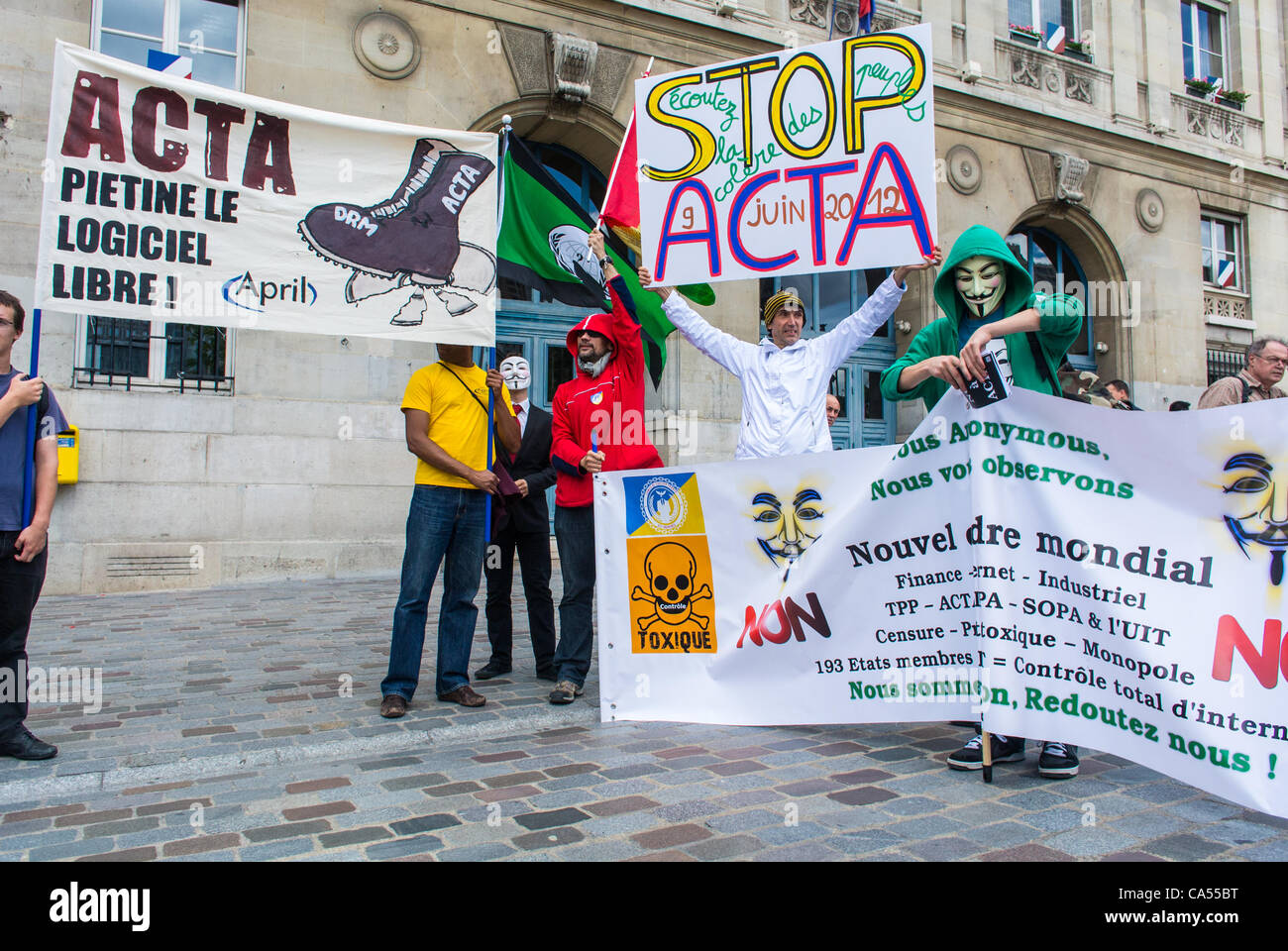 Activistas de un anti- ACTA Internet otorga el derecho, que se oponen a las comunicaciones y la censura de las redes de internet, sosteniendo pancartas y carteles, y máscaras, en una manifestación en París, Francia, Foto de stock