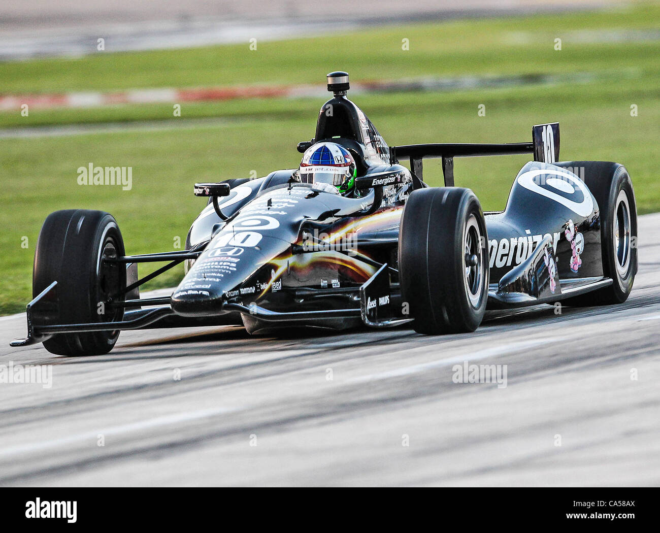 Junio 9, 2012 - Fort Worth, Texas, Estados Unidos de América - Dario  Franchitti (10) conductor del coche, Energizer en acción durante la IZOD  Indycar Firestone 550 carrera en el Texas Motor