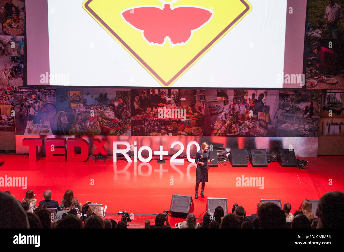 Prof Natalie Jeremijenko, de la Universidad de Nueva York, ofrece su charla en TEDx el poder humano evento paralelo en el Fuerte de Copacabana. Conferencia de las Naciones Unidas sobre Desarrollo Sostenible (Río+20), Río de Janeiro, Brasil. Foto © Sue Cunningham. Foto de stock