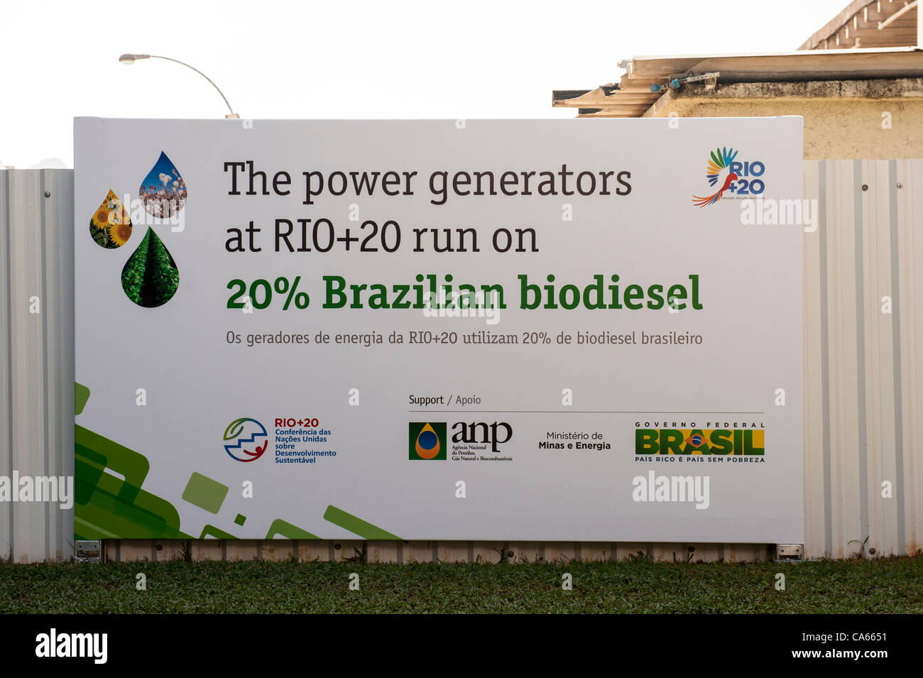 Un cartel anuncia que los generadores de energía en la conferencia ejecutar el 20% de biodiesel de Brasil. Conferencia de las Naciones Unidas sobre Desarrollo Sostenible (Río+20), Río de Janeiro, Brasil, 14 de junio de 2012. Foto © Sue Cunningham. Foto de stock