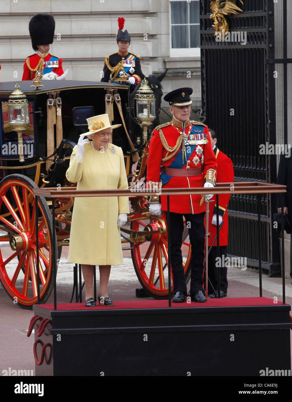 La reina Isabel II y el Príncipe Felipe, Duque de Edimburgo, en el Palacio de Buckingham para el Trooping del Color Ceremonia de junio de 2012 Foto de stock