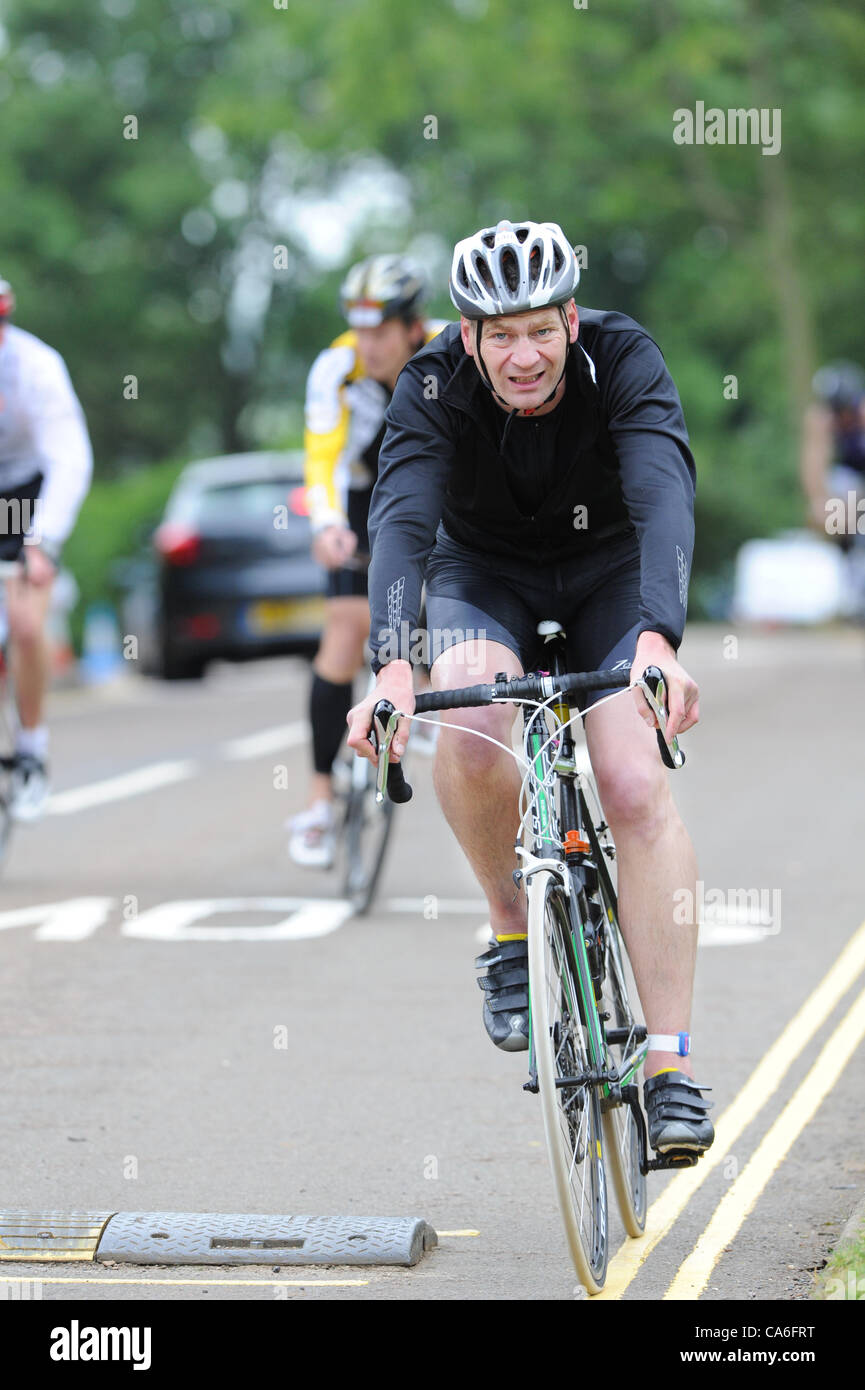 La segunda pata de la Dambuster Triatholon 2012 está a 42 km en bicicleta alrededor del depósito de Rutland, principalmente en carreteras públicas. Foto de stock