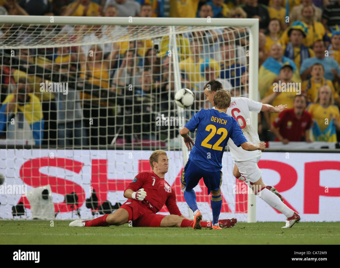 JOE HART MARKO DEVIC & JOHN T INGLATERRA V UCRANIA EURO 2012 DONBASS ARENA DE DONETSK UCRANIA El 19 de junio de 2012 Foto de stock