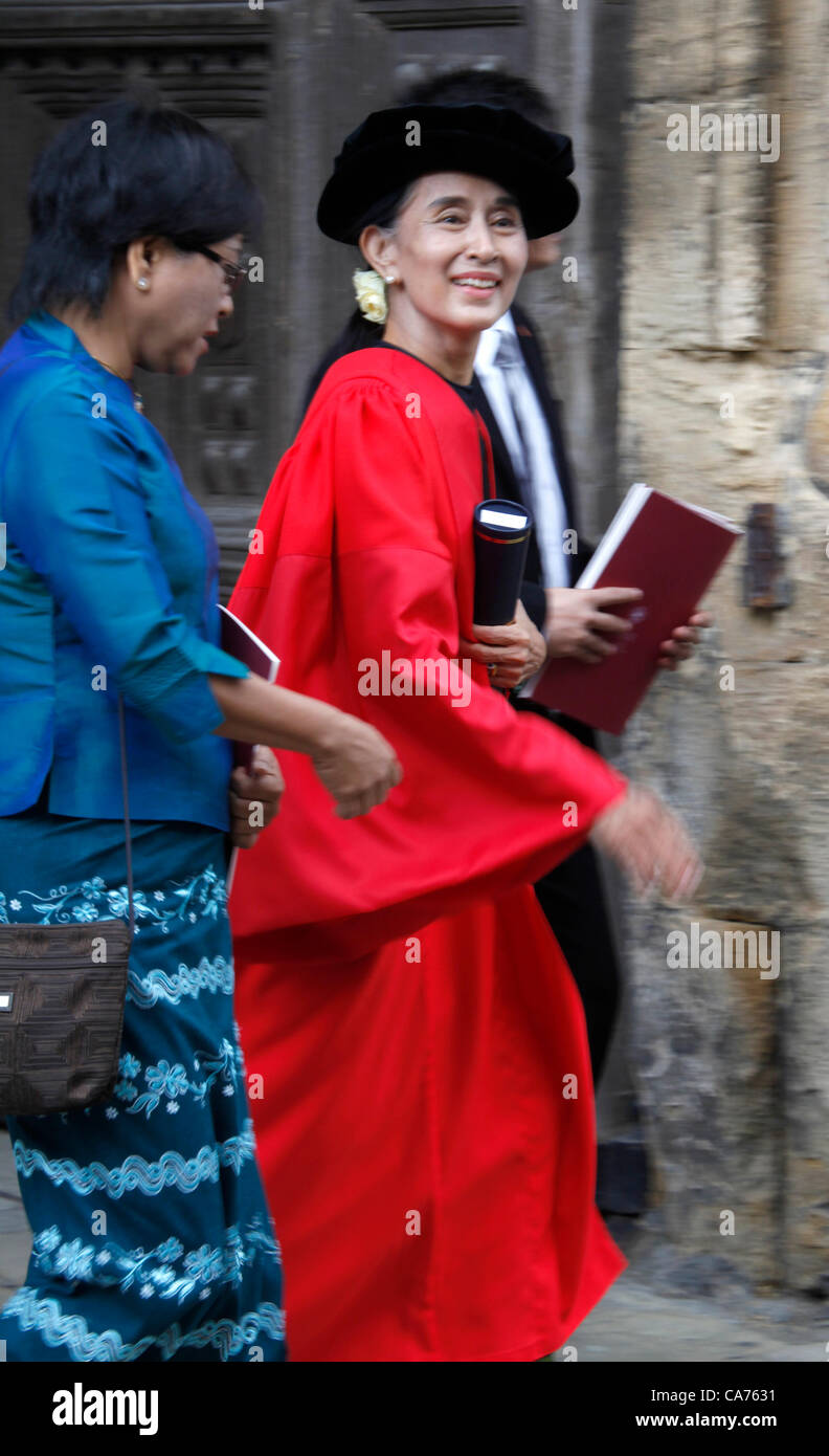 Oxford, Reino Unido. Miércoles 20 de junio de 2012. Oxford. Daw Aung San Suu Kyi tras la Encaenia durante la cual se le otorgó el título honorario de Doctor en Derecho Civil por la Universidad de Oxford a partir de la cual se graduó en 1969 en reconocimiento a su lucha por la democracia en Birmania. Aung San Suu Kyi es presidente de la Liga Nacional para la Democracia birmana y miembro del parlamento birmano. Foto de stock