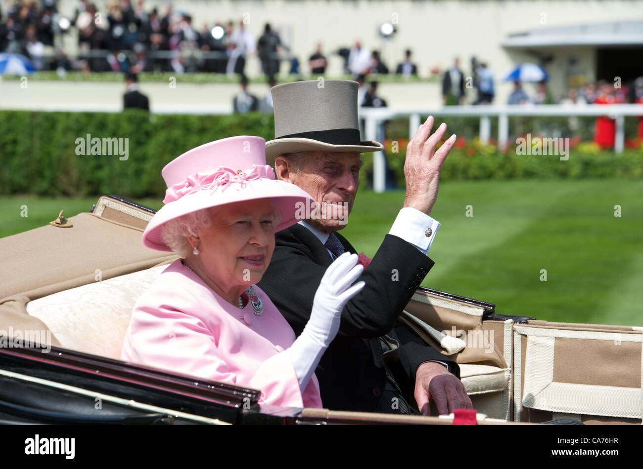 El 20 de junio de 2012. Ascot, Reino Unido. La reina Isabel II y el Príncipe Felipe, Duque de Edimburgo llegan en un carro abierto en el segundo día en el Royal Ascot. Foto de stock