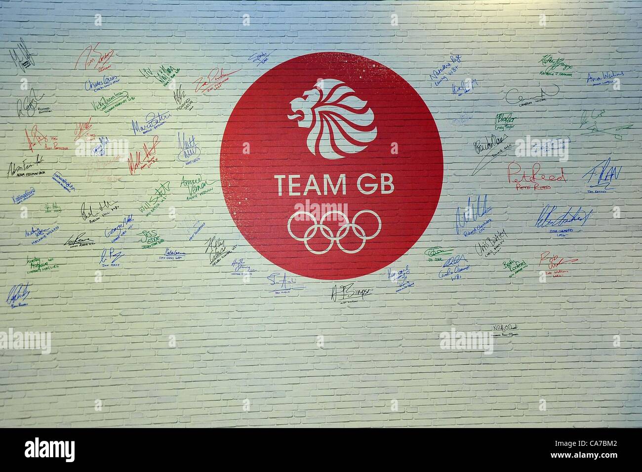 Team GB atletas han firmado la pared de la Fama. Team GB ensamblar out day.Team GB Campamento de preparación. La Universidad de Loughborough. Loughborough. Leicestershire. 19/06/2012. Crédito obligatorio Peter Reynolds/Sportinpictures - NINGÚN USO NO AUTORIZADO - 07837 394578 Foto de stock