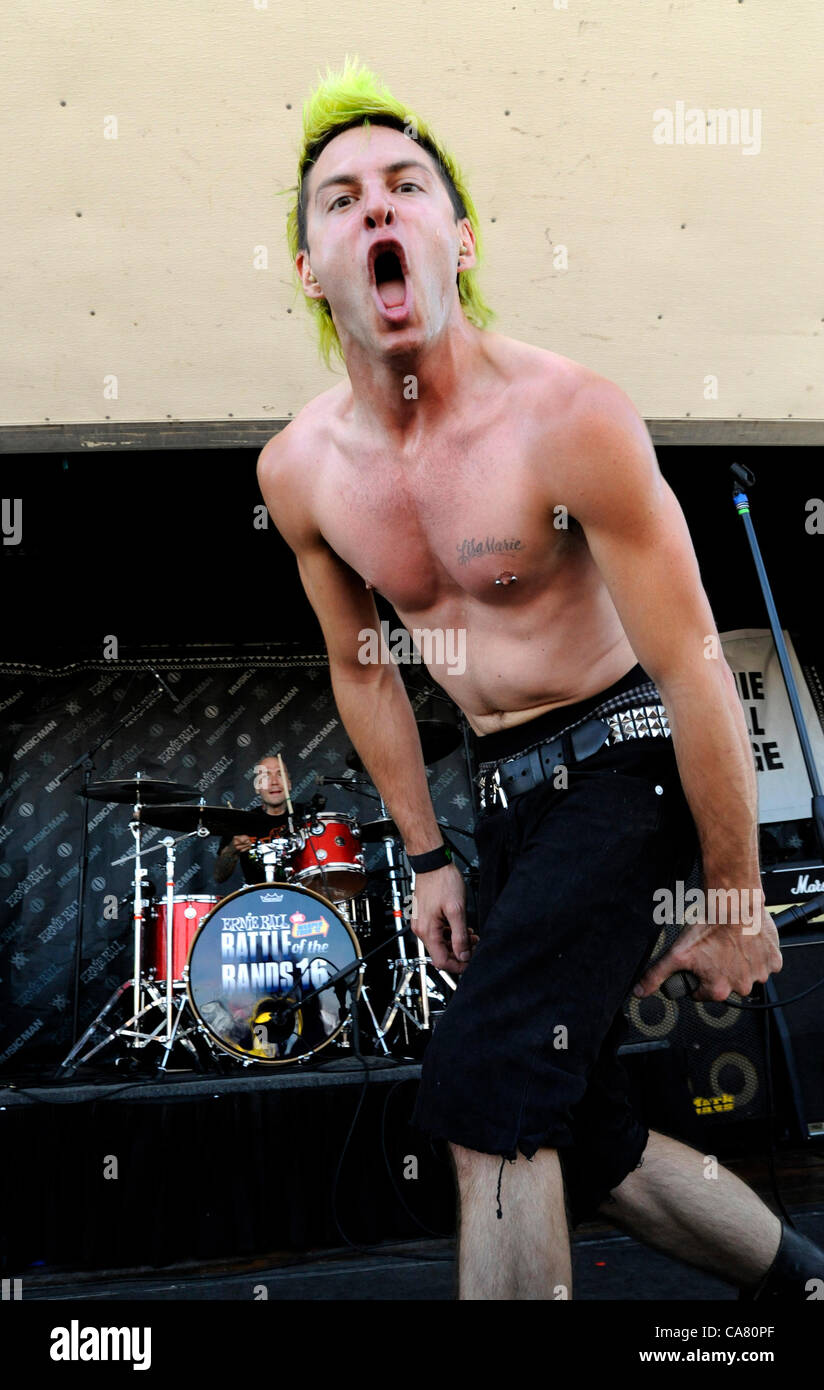 Junio 23, 2012 - en Pomona, California, EE.UU. - El músico MATT TOKA,  tocando en vivo en el Van's Warped Tour 2012, Pomona Fairgrounds, en Pomona,  California, EE.UU., 22 de junio de