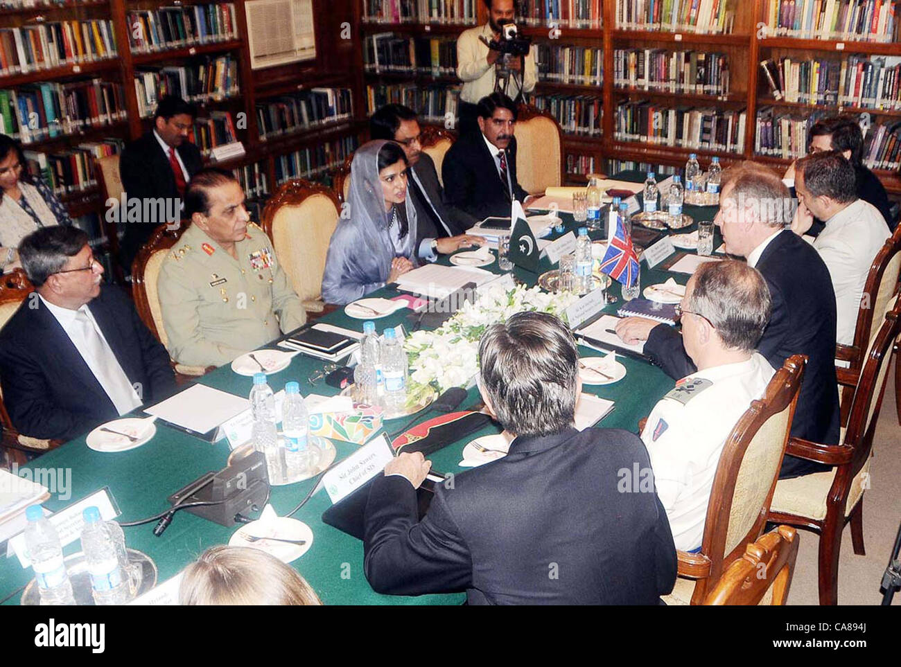 Una vista de conversaciones bilaterales de delegación de Pak-UK el diálogo nacional de seguridad encabezada por el Ministro Federal de Relaciones Exteriores, Hina Rabbani Khar y Asesor de Seguridad Nacional del Reino Unido, Sir Kim Darroch durante la reunión celebrada en la oficina de relaciones exteriores en Islamabad el martes, 26 de junio de 2012 Foto de stock