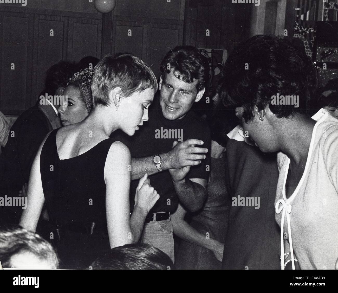 RYAN O'Neal con Mia Farrow en el partido , el Whiskey A GoGo club nocturno.(Credit Image: Â© Gilloon/Mundo Photos/ZUMAPRESS.com) Foto de stock