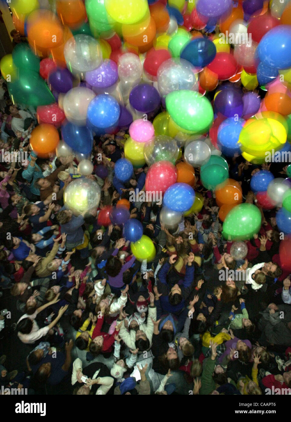 A las 4:00pm niños y padres para llegar a caer globos en la rotonda de Chabot Space & Science Center, que celebran el Año Nuevo de 2004 a la medianoche en Greenwich, Inglaterra tiempo en Oakland, California, el miércoles, 31 de diciembre de 2003. 12/31/03 (Contra Costa Times/DOUG DURAN) 04DROP1.jpg Foto de stock