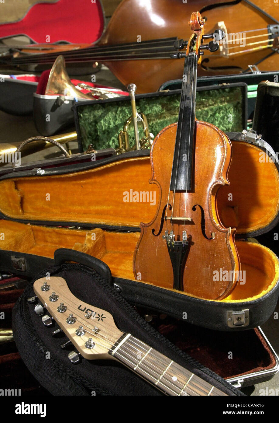 Los cuernos, violines, guitarras y un cargo del contrabajo se encuentran  entre los elementos recogidos por las generaciones en Jazz Foundation  instrumento duro en Lafayette, California Lunes, 23 de febrero de 2004.