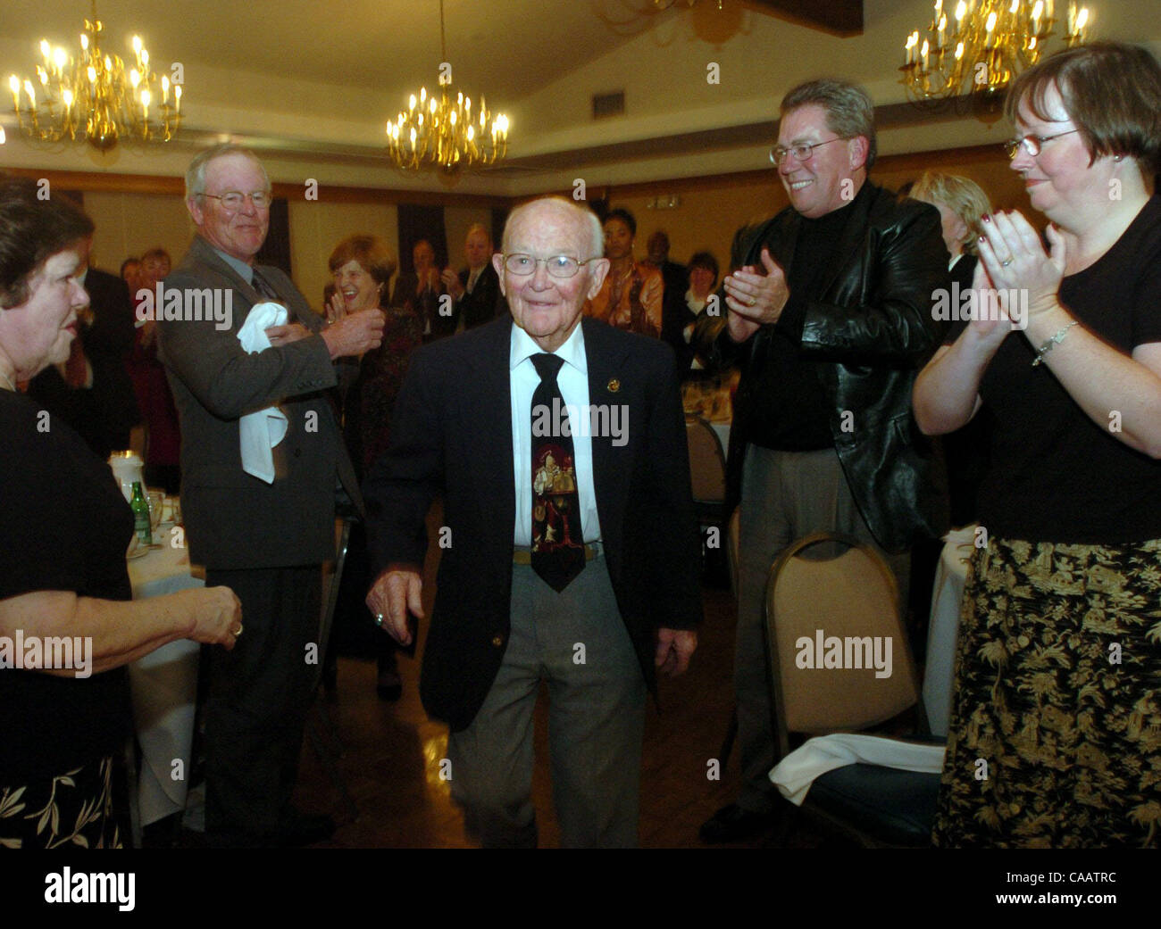 MNO Grant (centro), que será de 87 años de edad en febrero, camina hasta aceptar su premio como Antioquía Ciudadano del Año en el Humphrey's en el Delta en Antioch, California el viernes, 23 de enero de 2004. (Dean Coppola/Contra Costa Times) Foto de stock