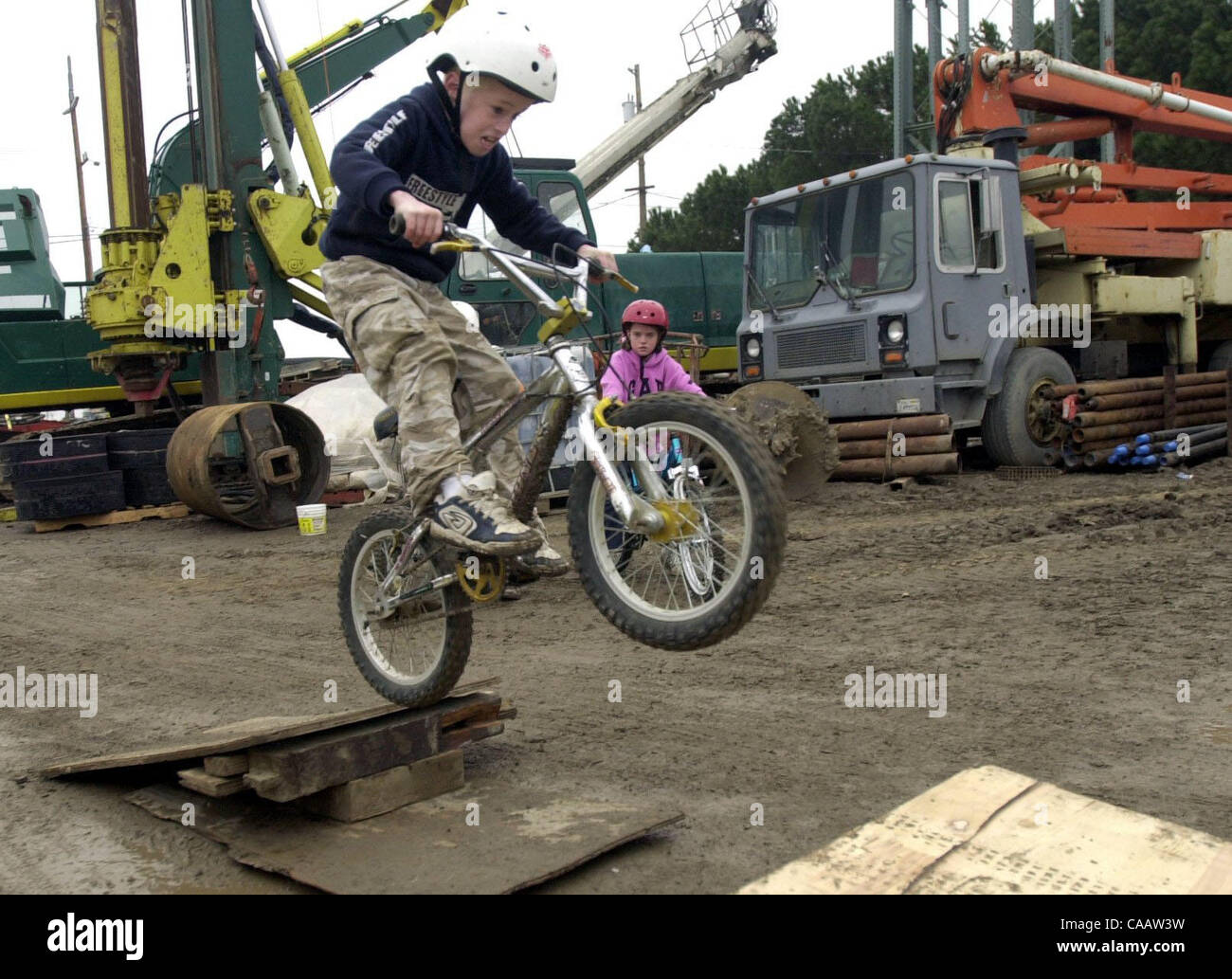 Dustin Creson, 8 de Oakley prácticas California saltar su moto fuera una  rampa en su negocio de papá taladro de perforación Tech y Apuntalamientos  Inc. en Antioquía Lunes 19 de enero, 2004.