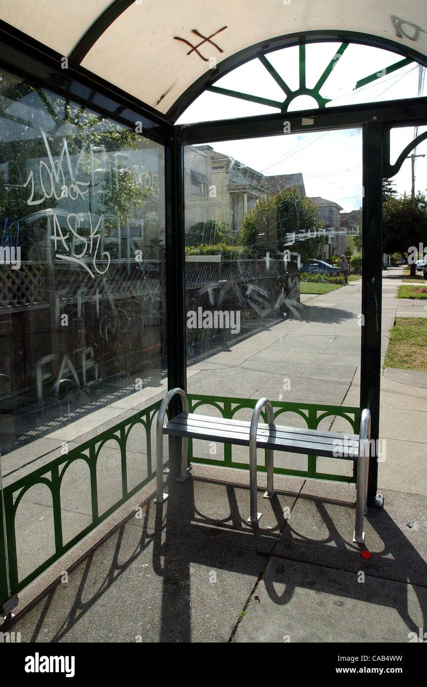 Un refugio autobús cubiertos de graffiti en Santa Clara y Bay Street en  Alameda, California Martes, 13 de abril de 2004. (Contra Costa  Periódicos/Joanna Jhanda Fotografía de stock - Alamy