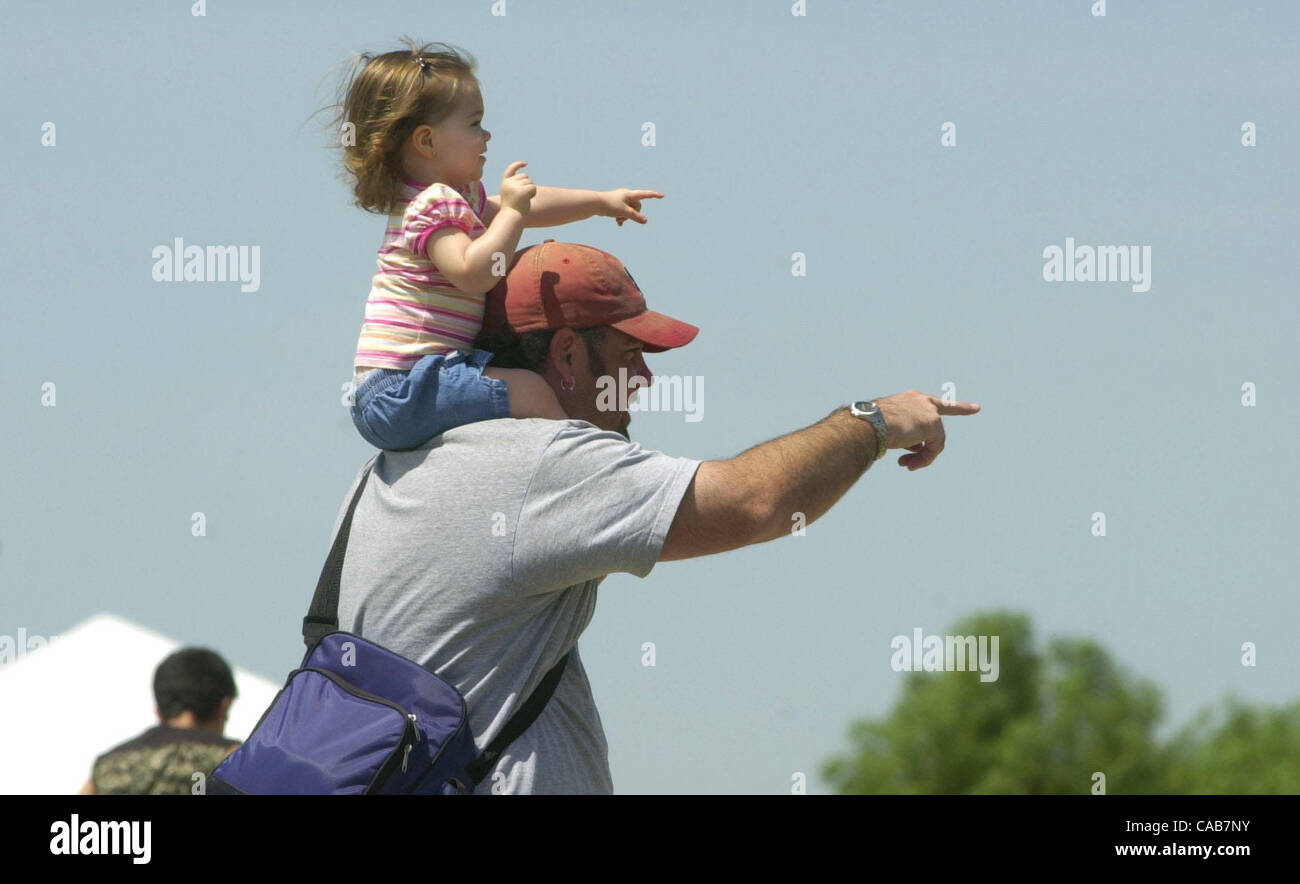 David Gloekner (CQ), da a su hija Brianna, 1, una vista a vuelo de