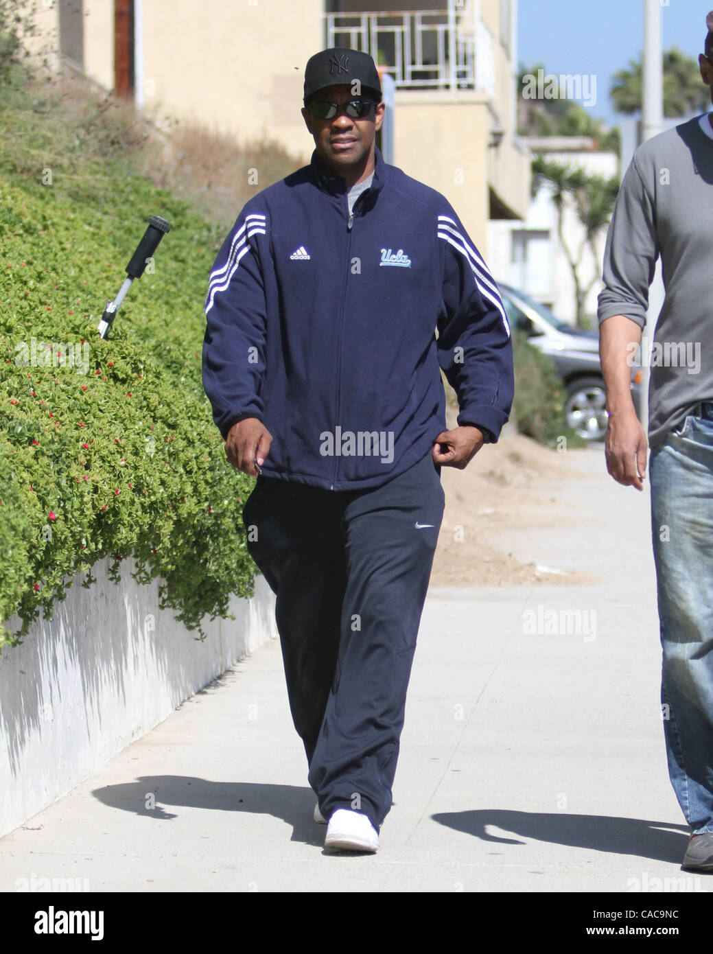 07 Aug, 2010 - Malibu, California, EE.UU. - El actor Denzel Washington  vistos en Malibu visten casual, vistiendo un chándal Adidas y sombrero de los  Yankees de Nueva York. (Crédito de la