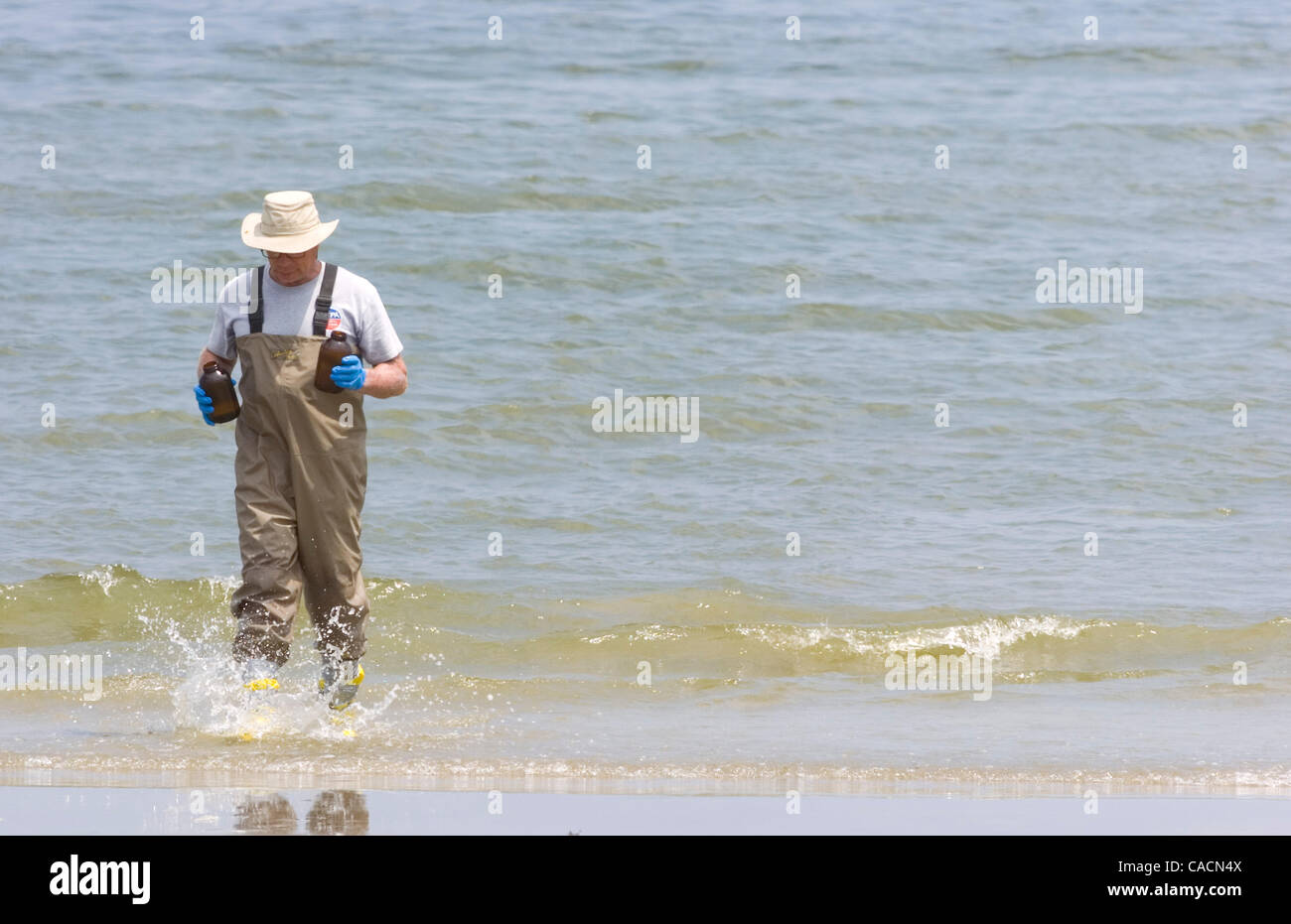 Junio 21, 2010 - Grand Isle, Louisiana, EE.UU. - Randy Schademann, un coordinador de escena con la Agencia de Protección Ambiental de Estados Unidos, regresa con muestras de agua en el Golfo de México frente a la playa de Grand Isle, Luisiana, Estados Unidos, 21 de junio de 2010. Las muestras están siendo analizadas por la EPA para el aceite y chemi Foto de stock