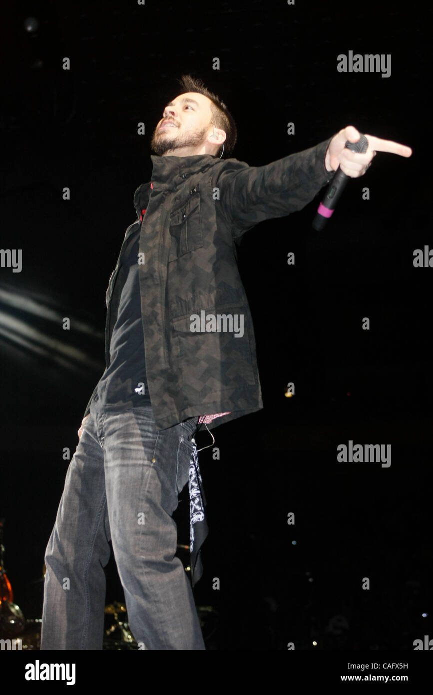 Feb 21, 2008 - Nueva York, NY, EE.UU. - La banda de rock Linkin Park realiza con Chester Bennington como vocalista principal y Mike Shinoda en voz y guitarra en el Madison Square Garden el 21 de febrero, 2008. Desde su formación en 1996, la banda ha vendido más de 50 millones de álbumes y ha ganado dos premios Grammy. (Cre Foto de stock