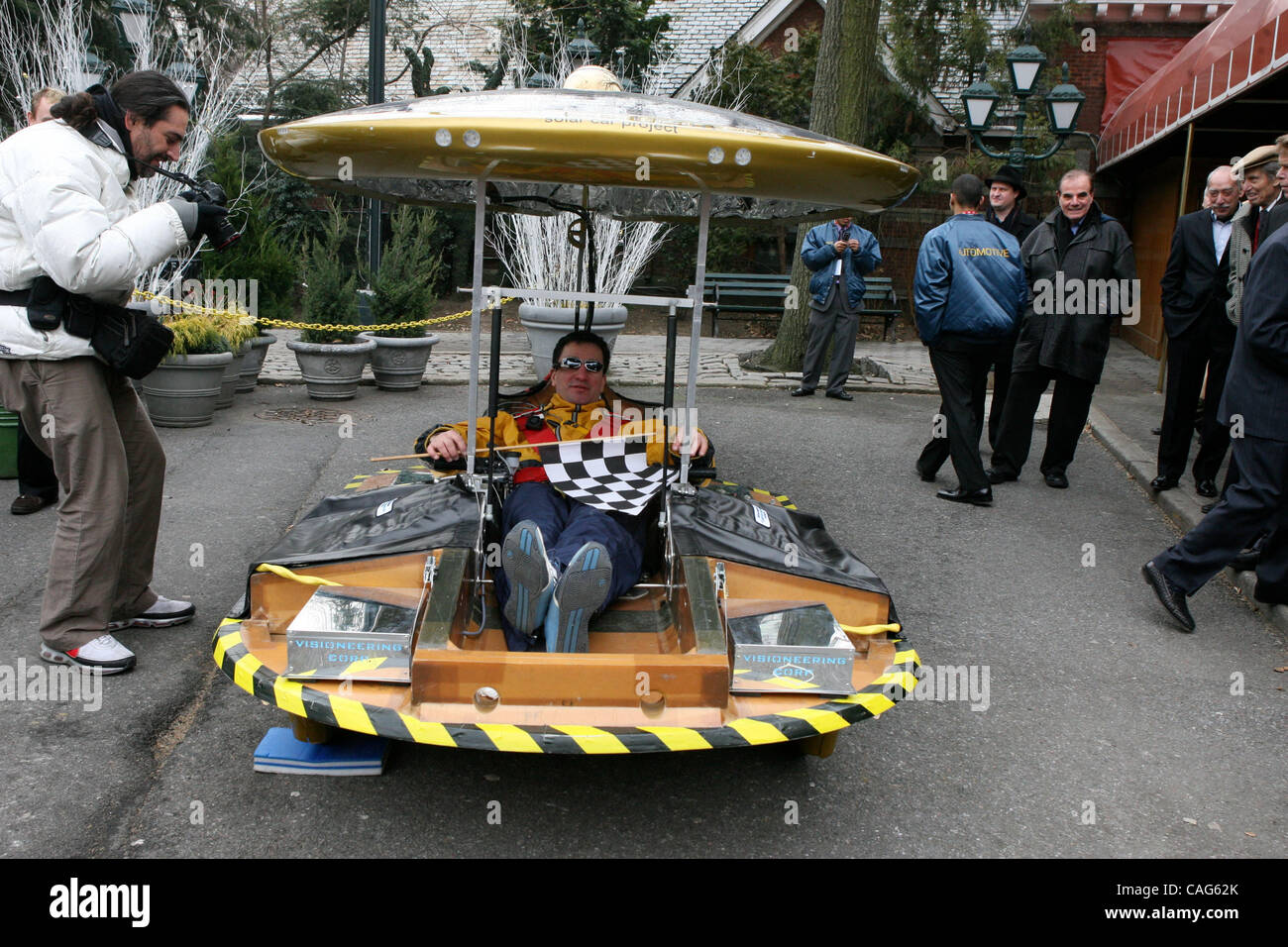 Coche Solar project driver Marcelo da Luz llegar Taberna del anuncio de verde. Gran carrera deportiva centenario anuncia re-run de 1908 Gran Carrera: Nueva York a París , Epic carrera de autos hoy en todo el mundo el 12 de febrero de 2008 en Manhattan. El 30 de mayo de 2008 más de 25 equipos de 09 países partirá el p. Foto de stock