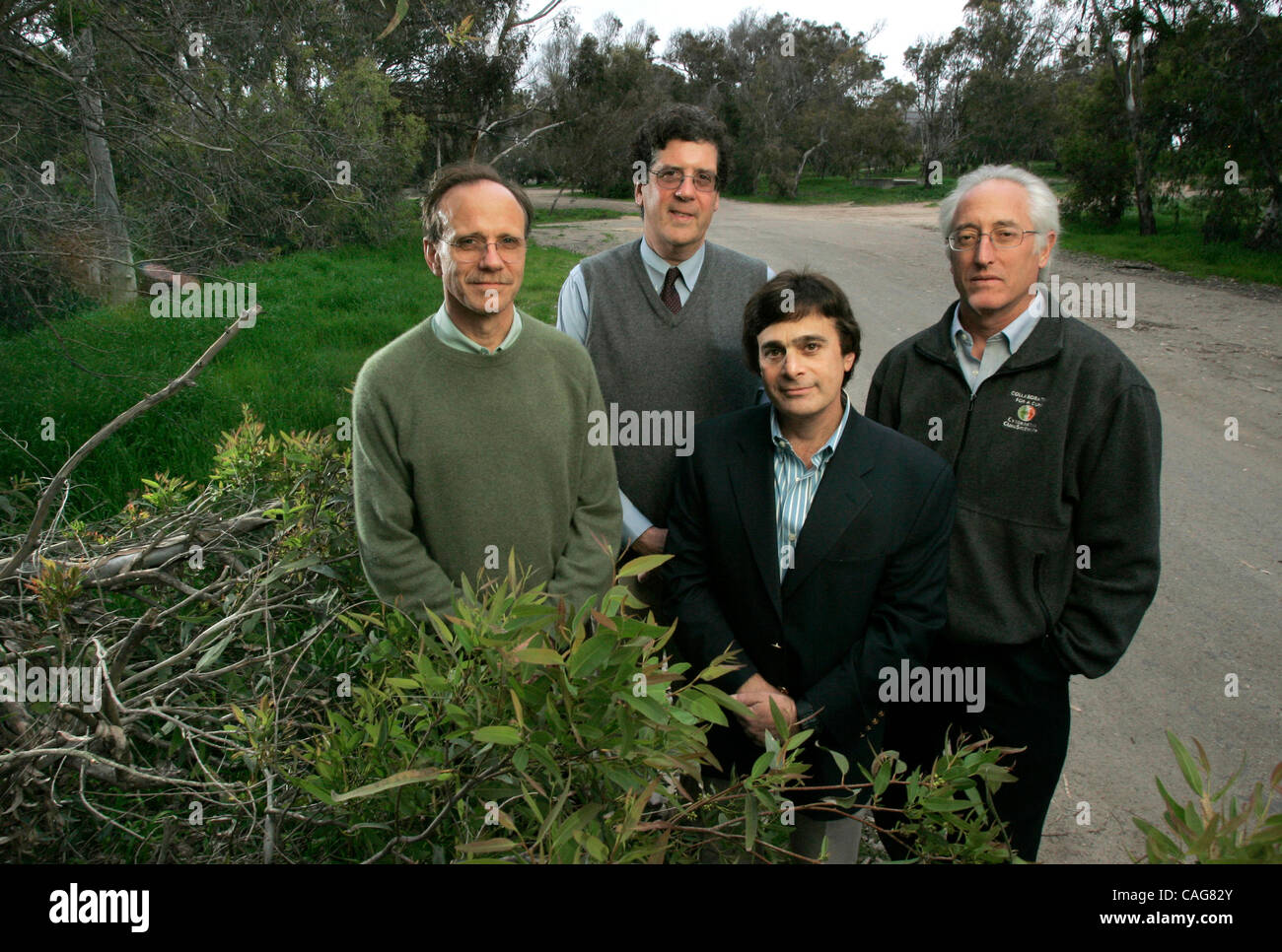 El 13 de febrero de 2008, en San Diego (zona Torrey Pines), California, EE.UU. Retrato de cuatro científicos responsables de iniciar el San Diego Consorcio de células madre en el sitio donde un stem cell research center está planificado en esta zona boscosa cerca de la esquina de Torrey Pines Torrey Pines Rd. y Scenic Drive. I. Foto de stock