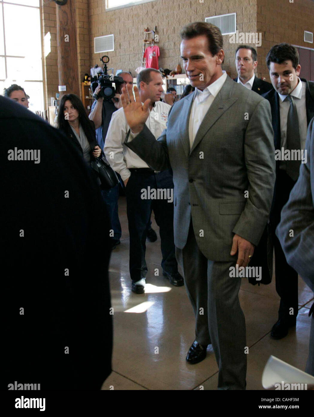 El 17 de enero de 2008, San Diego, CA-California governorARNOLD SCHWARZENEGER llegó a Mission Trails Regional Park para reunirse con los líderes de la comunidad para explicar su reciente propuesta de presupuesto. Crédito: Foto obligatoria por JOHN GIBBINS/San Diego Union-Tribune/ZUMA PRESS. Copyright 2008, Foto de stock