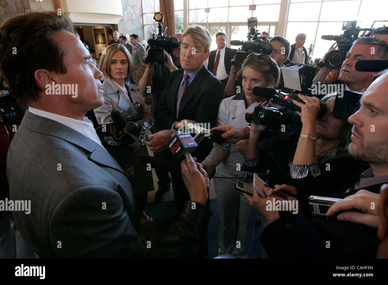 El 17 de enero de 2008, San Diego, CA-California governorARNOLD SCHWARZENEGER llegó a Mission Trails Regional Park para reunirse con los líderes de la comunidad para explicar su reciente propuesta de presupuesto. Crédito: Foto obligatoria por JOHN GIBBINS/San Diego Union-Tribune/ZUMA PRESS. Copyright 2008, Foto de stock