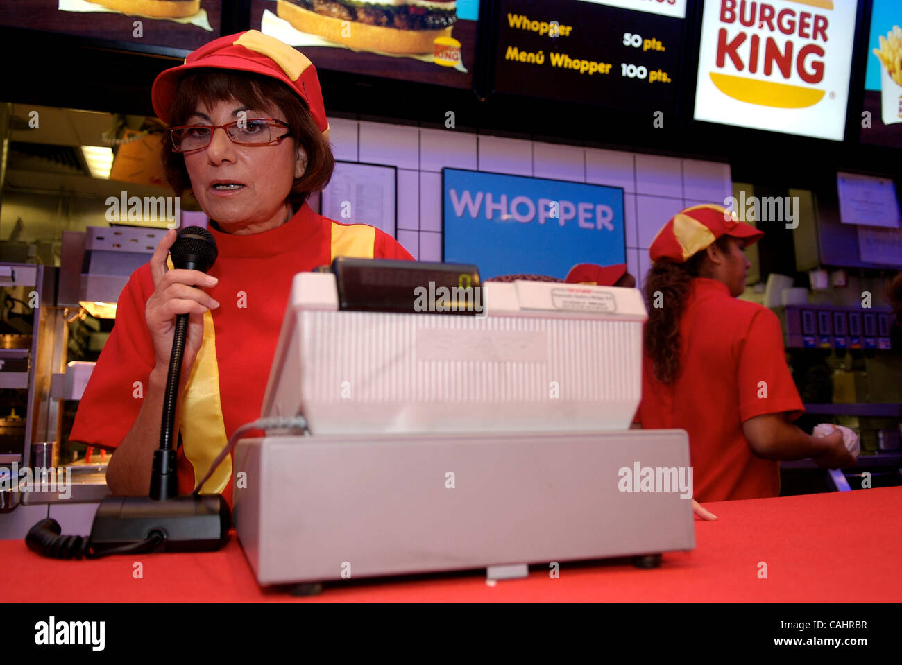 Madrid. Burger King, Plaza de los cubos. Burger King celebra 50 aOÃÄos de Whopper, su hamburguesa estrella. Para ello en el Burger King de la Plaza de los cubos en Madrid, primer establecimiento en EspaOÃÄa Burger King, y el primer destino europeo de Whopper, se ha recreado el ambiente de los aOÃÄos Foto de stock