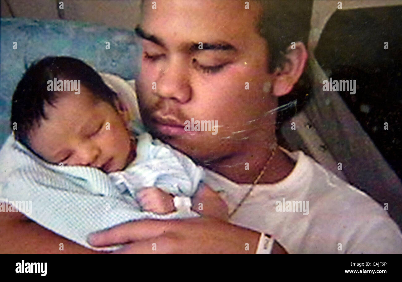 Una foto de familia de Robert Placencia con su hijo recién nacido Robert Jr. Jueves, 27 de diciembre de 2007. Placencia fue baleado cerca de su casa hace un año. El Gobernador ha ofrecido una recompensa de $50 mil para esclarecer el crimen. Carl Costas / ccostas@sacbee.com Foto de stock